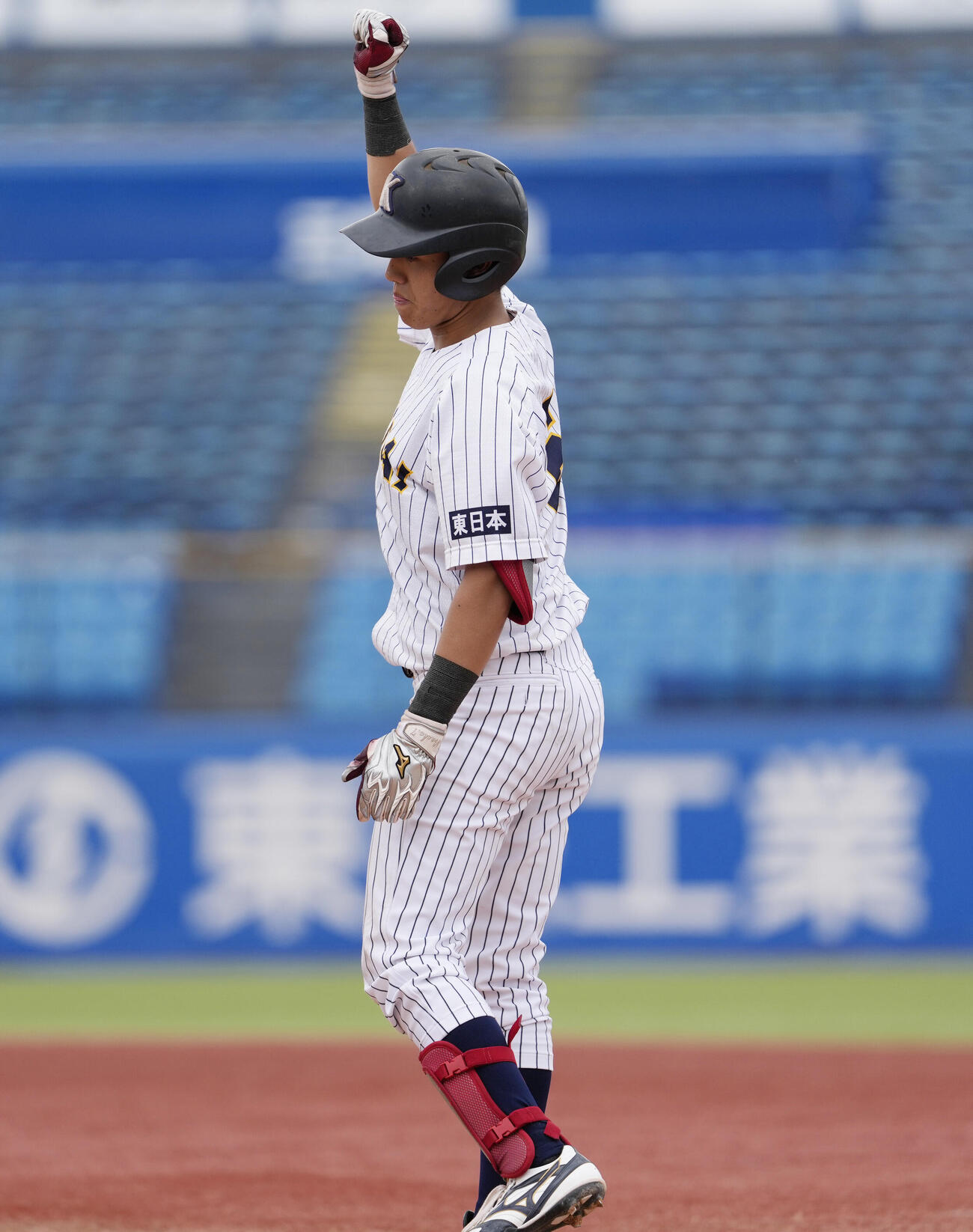 全日本大学野球選手権大会　国際武道大対東日本国際大　8回裏東日本国際大2死三塁、勝ち越しの適時打を放ちガッツポーズをする柴晴蒼（撮影・小島史椰）