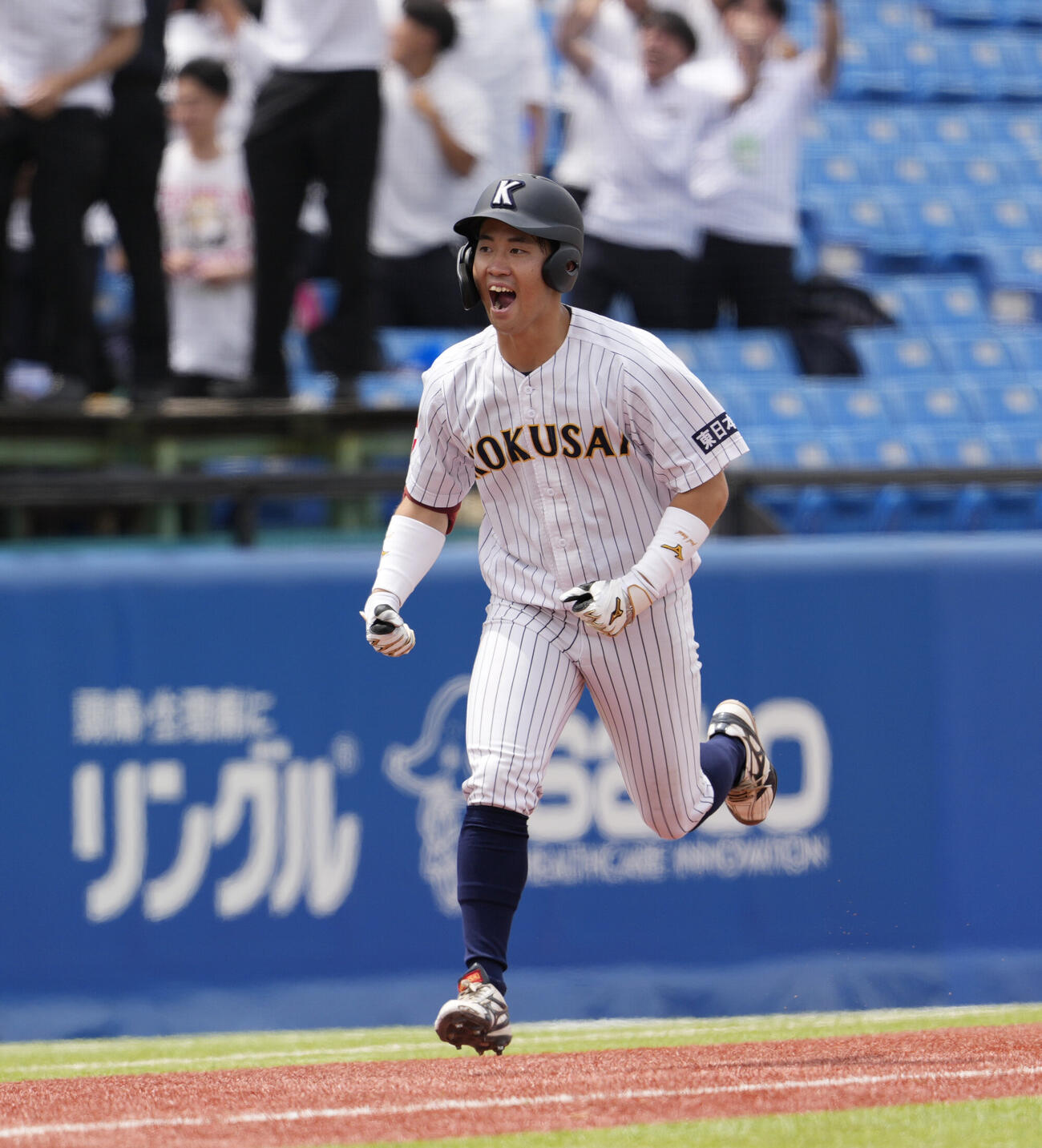 全日本大学野球選手権大会　国際武道大対東日本国際大　6回裏東日本国際大1死一塁、2点本塁打を放ちガッツポーズをする伊藤航大（撮影・小島史椰）
