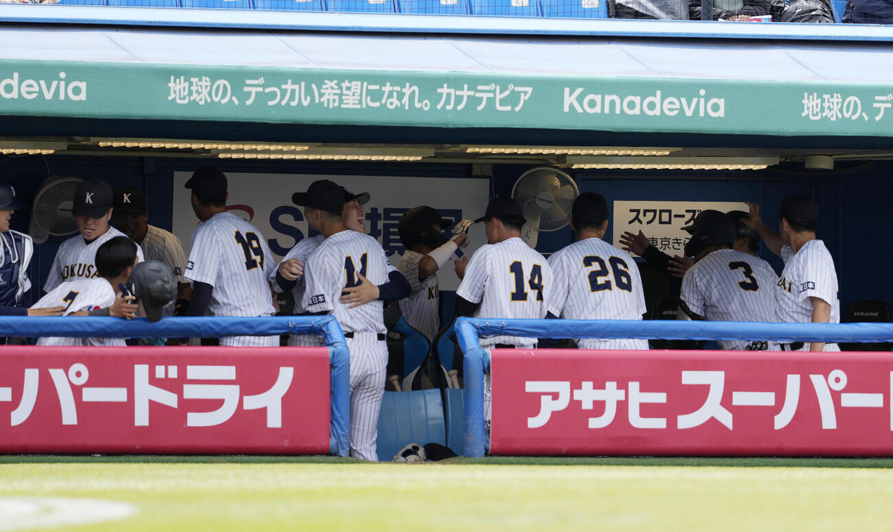 全日本大学野球選手権大会　国際武道大対東日本国際大　6回裏東日本国際大1死一塁、伊藤航大が2点本塁打を放ち喜ぶナイン（撮影・小島史椰）
