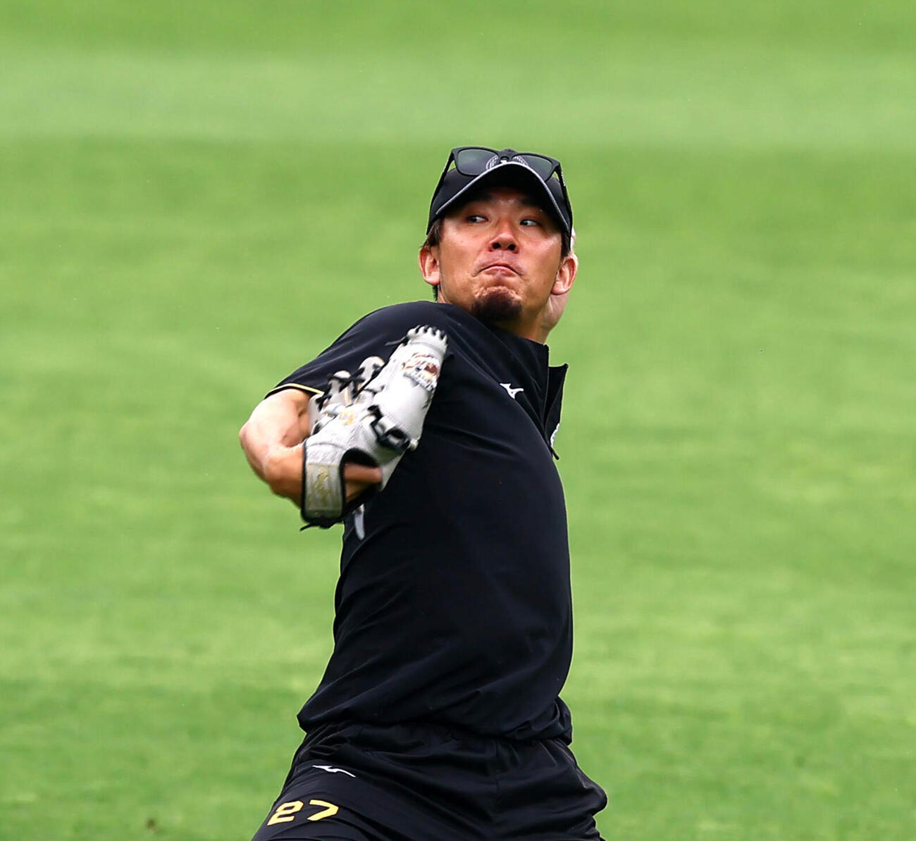 練習でキャッチボールする阪神伊藤将司　（撮影・加藤哉）