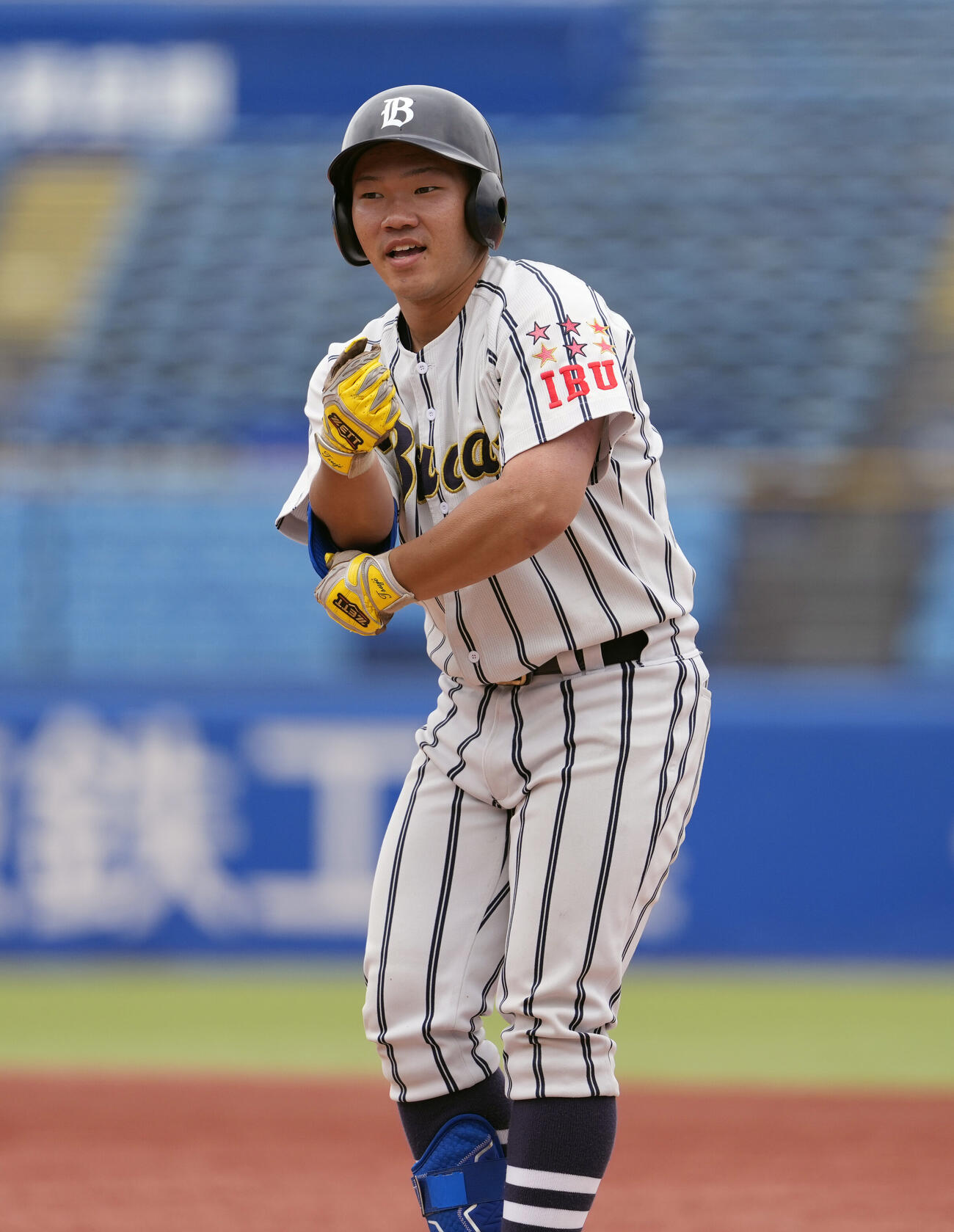 全日本大学野球選手権大会　国際武道大対東日本国際大　2回表国際武道大1死一、二塁、先制適時打を放ち出塁する伊藤太一（撮影・小島史椰）