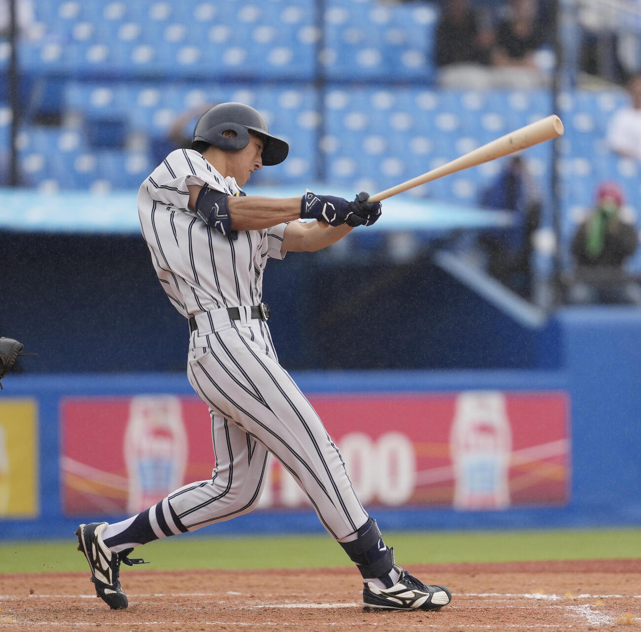 全日本大学野球選手権大会　国際武道大対東日本国際大　5回表国際武道大1死一、三塁、左前適時打を放つ小山優臣（撮影・小島史椰）