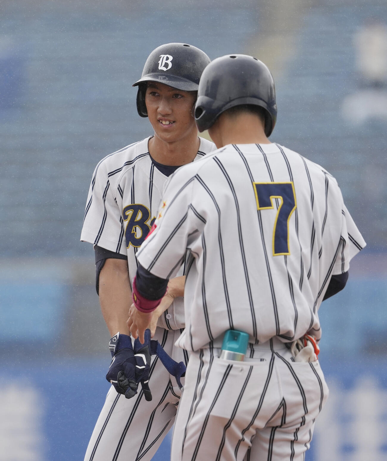 全日本大学野球選手権大会　国際武道大対東日本国際大　5回表国際武道大1死一、三塁、左前適時打を放ち出塁する小山優臣（左）（撮影・小島史椰）