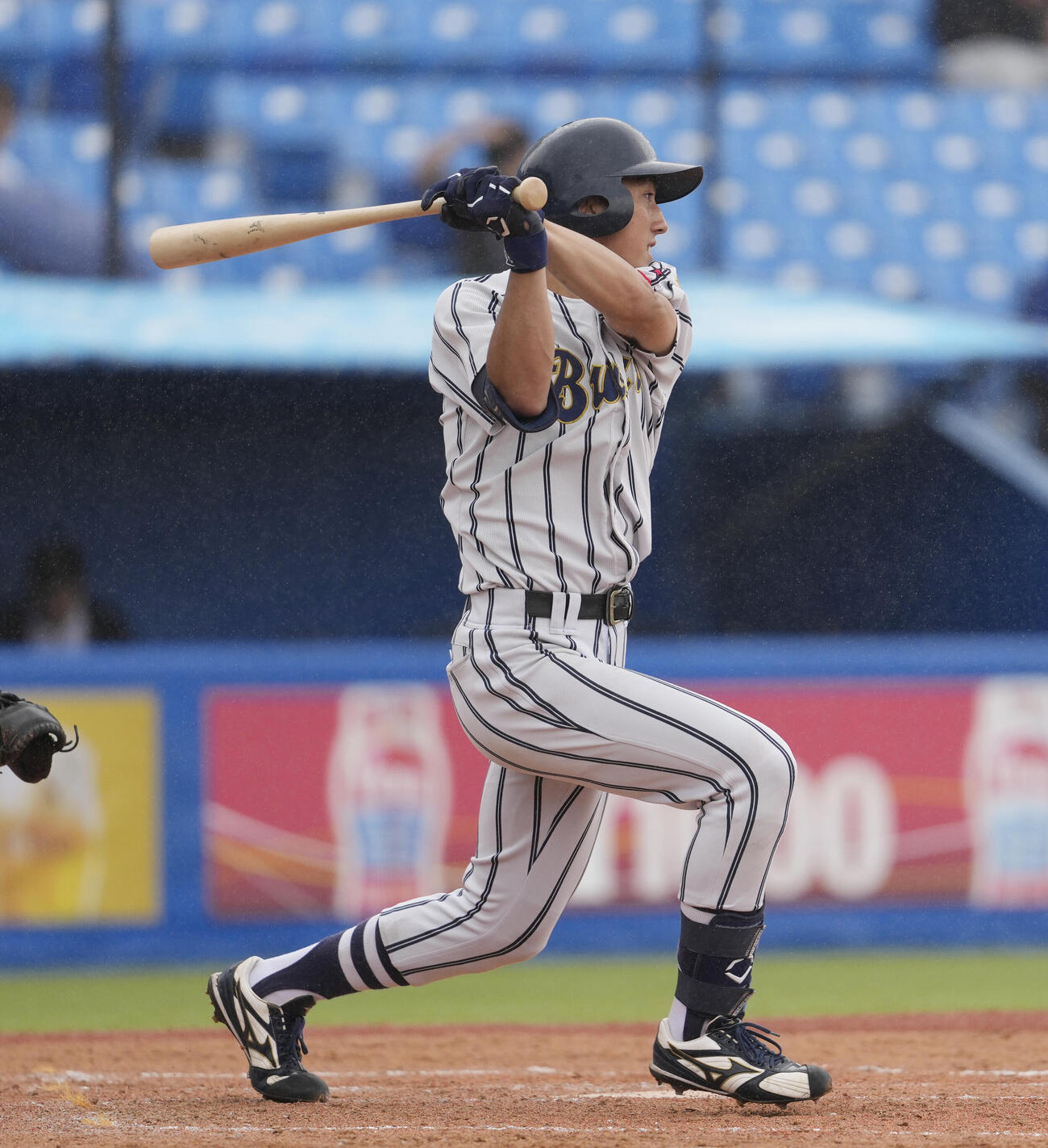 全日本大学野球選手権大会　国際武道大対東日本国際大　5回表国際武道大1死一、三塁、左前適時打を放つ小山優臣（撮影・小島史椰）
