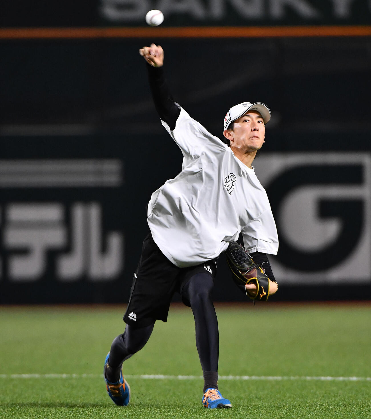 キャッチボールを行うソフトバンク大津亮介（撮影・岩下翔太）