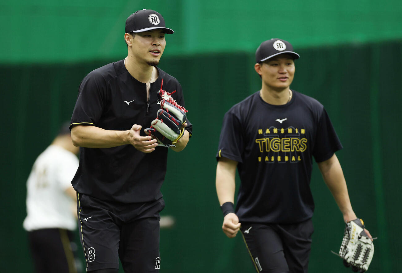 ノックを受ける阪神佐藤輝明（左）と森下翔太（撮影・前田充）