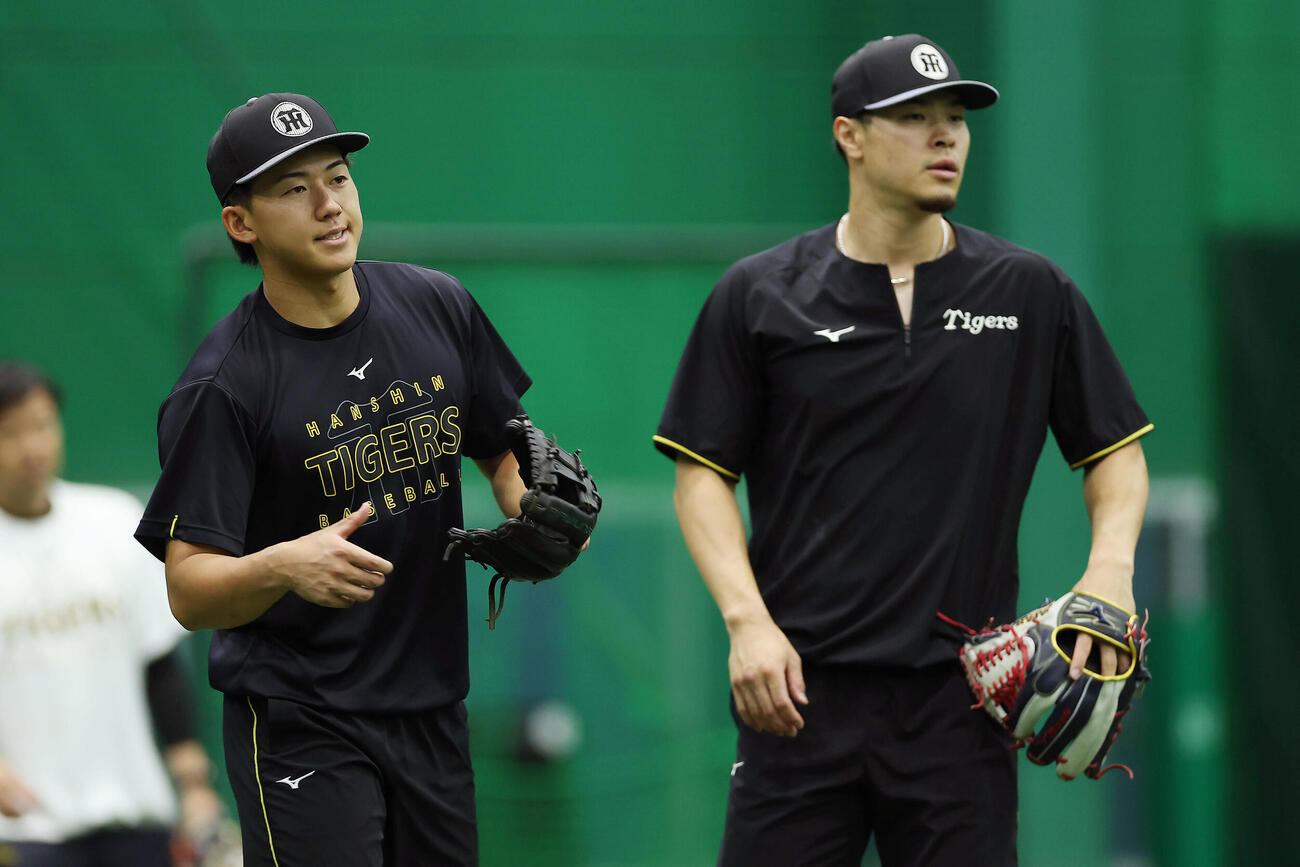 ノックを受ける阪神立石正広（左）と佐藤輝明（撮影・前田充）＝2026年6月8日