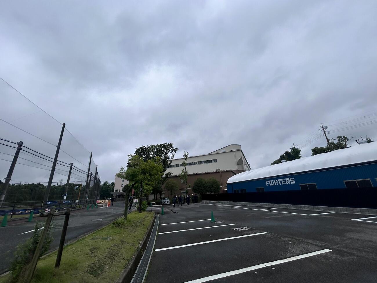 日本ハムの千葉・鎌ケ谷の球場横にできた新施設「F PERFORMANCE LAB」（右）