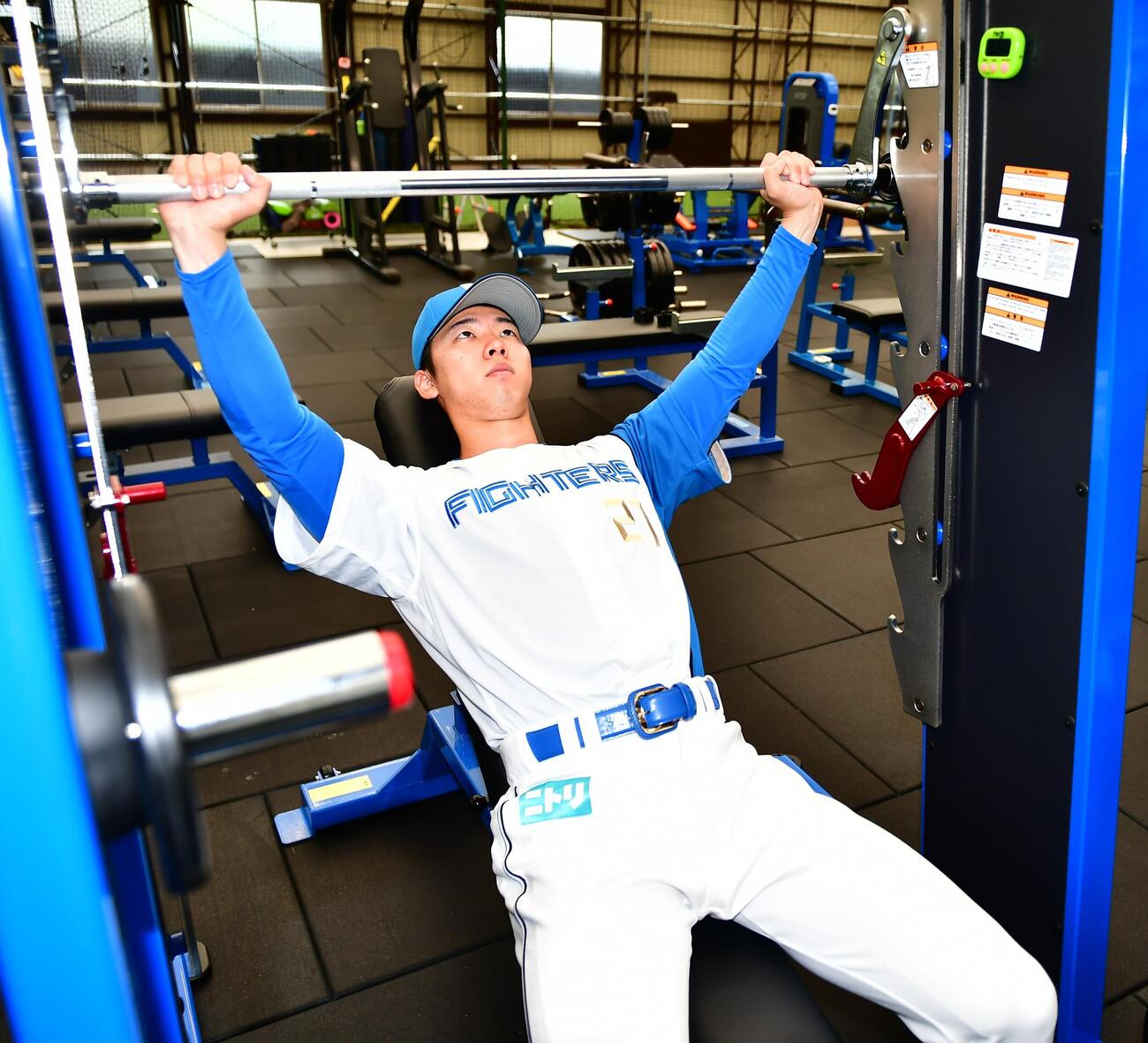 日本ハムの新施設「F PERFORMANCE LAB」で器具の感触を確かめる大川慈英投手