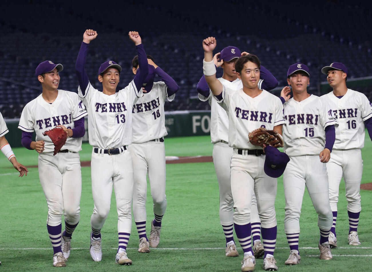 天理大対共栄大　勝利した天理大ナインは応援したスタンドに手を振る（撮影・柴田隆二）