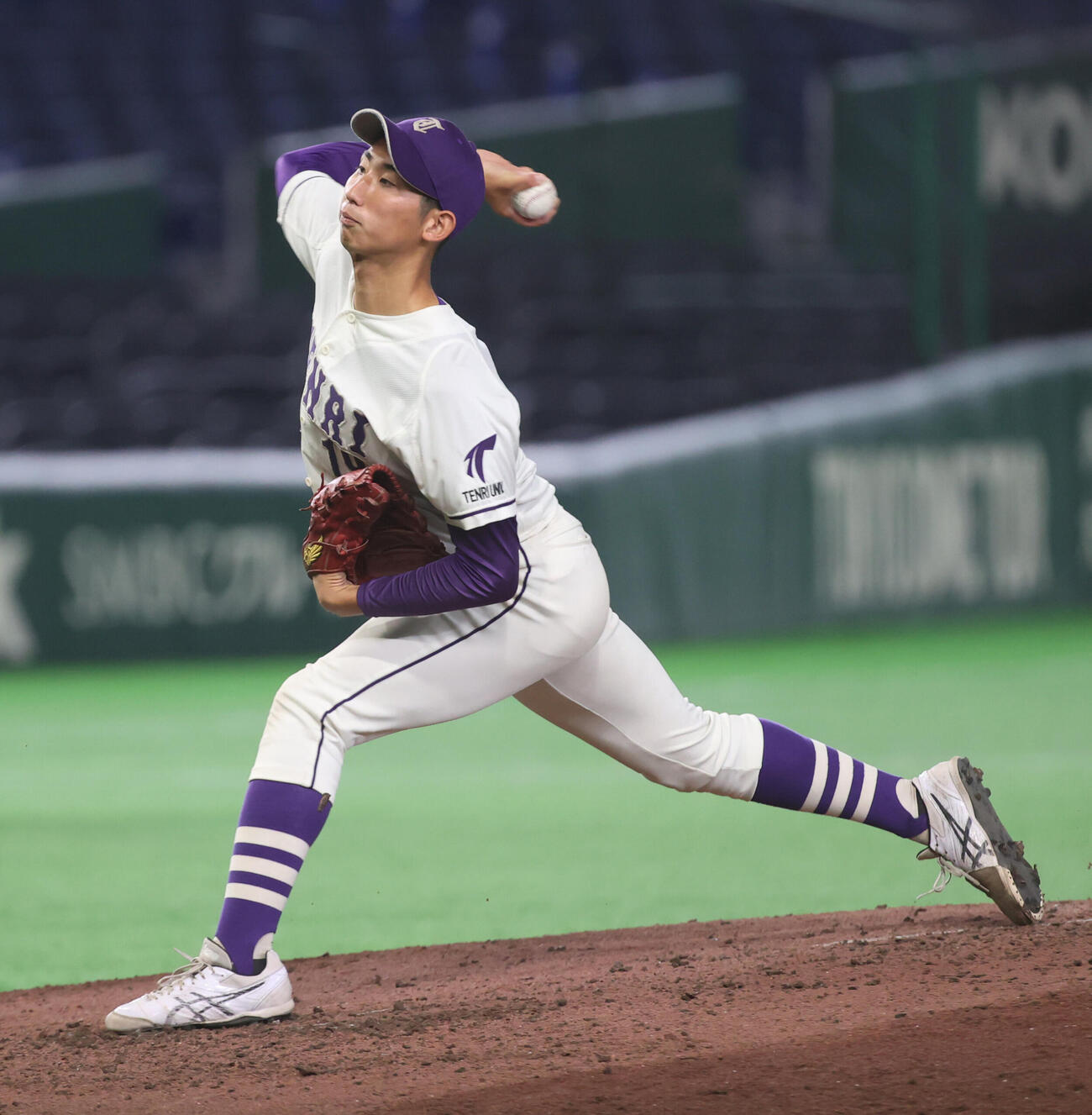 天理大対共栄大　8回から登板した天理大・徳井仁一朗（撮影・柴田隆二）