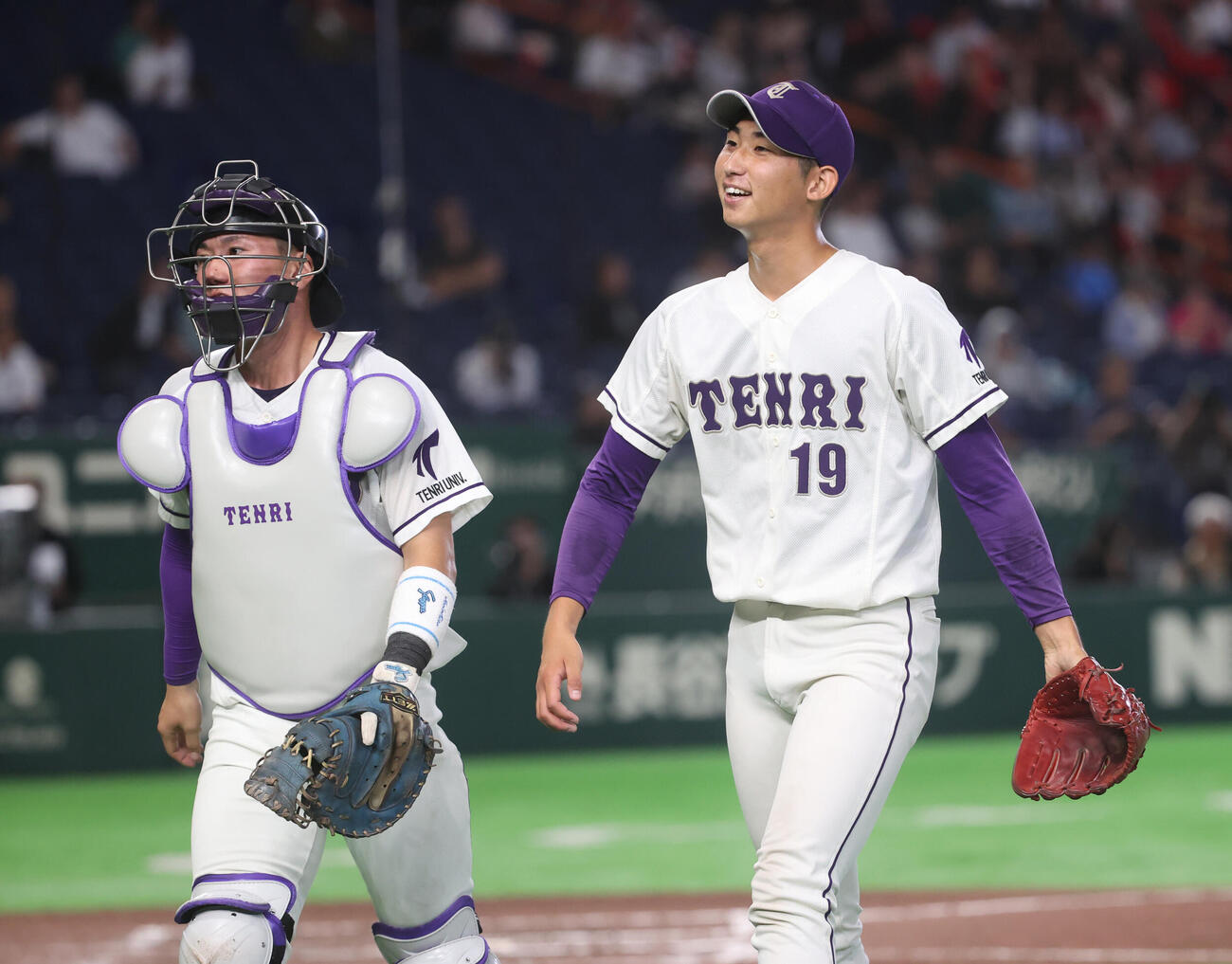 天理大対共栄大　8回を終えて天理大・徳井仁一朗（右）は田中幹紘捕手とベンチに戻る（撮影・柴田隆二）