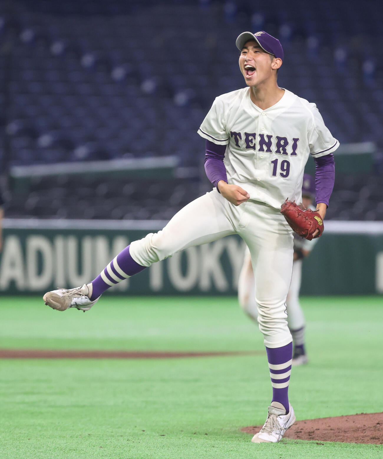天理大対共栄大　勝利しガッツポーズする天理大・徳井仁一朗（撮影・柴田隆二）