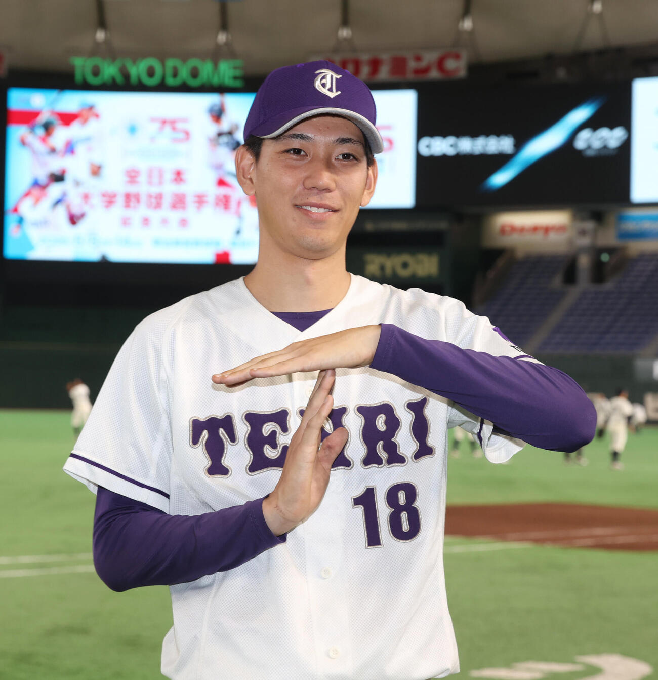 天理大対共栄大　勝利した天理大・的場吏玖は天理大のTポーズを決める（撮影・柴田隆二）