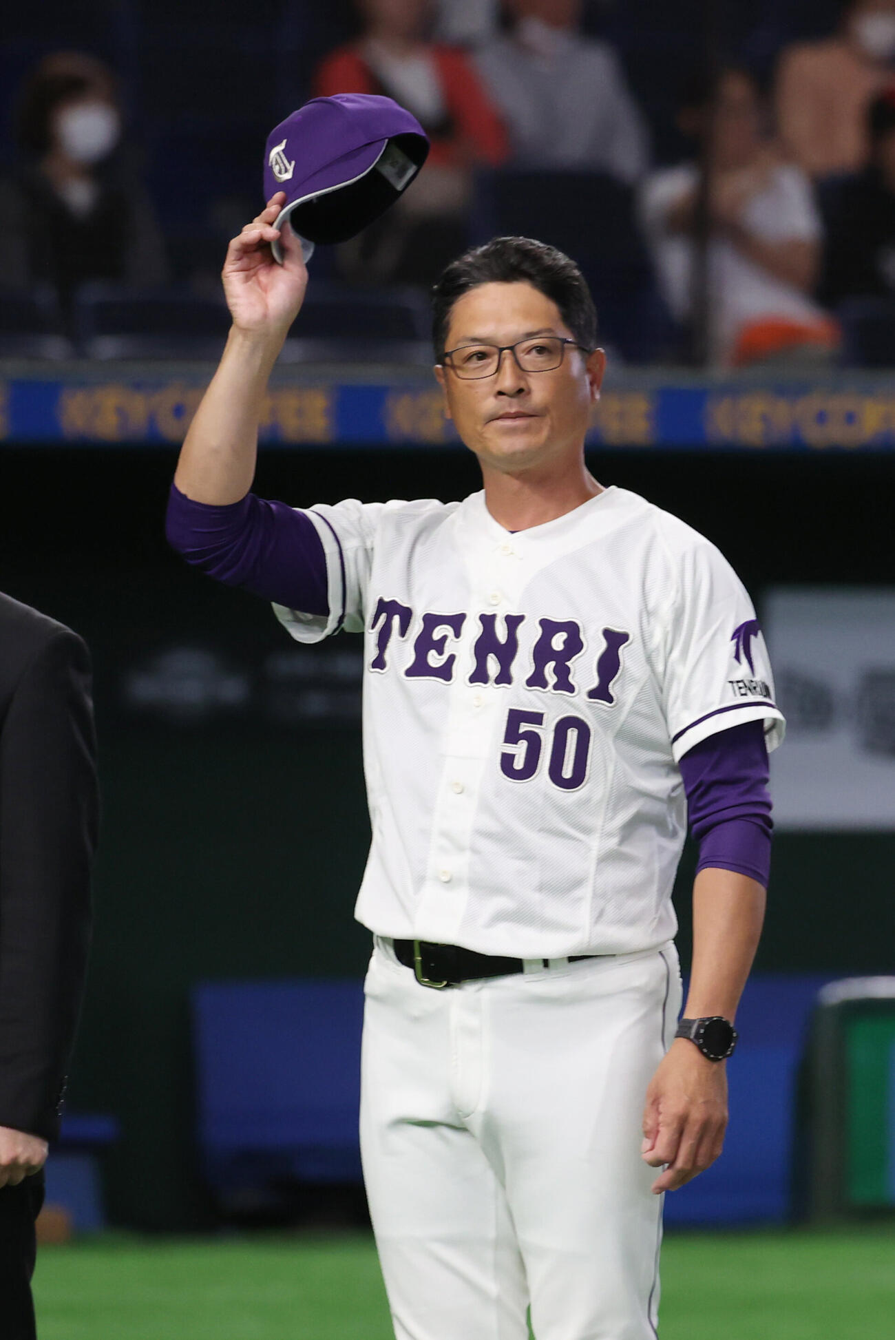 天理大対共栄大　勝利した天理大・三幣寛志監督（撮影・柴田隆二）　