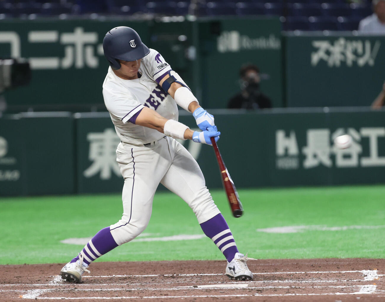 天理大対共栄大　5回表天理大1死満塁、藤原凪秀は適時二塁打を放つ（撮影・柴田隆二）