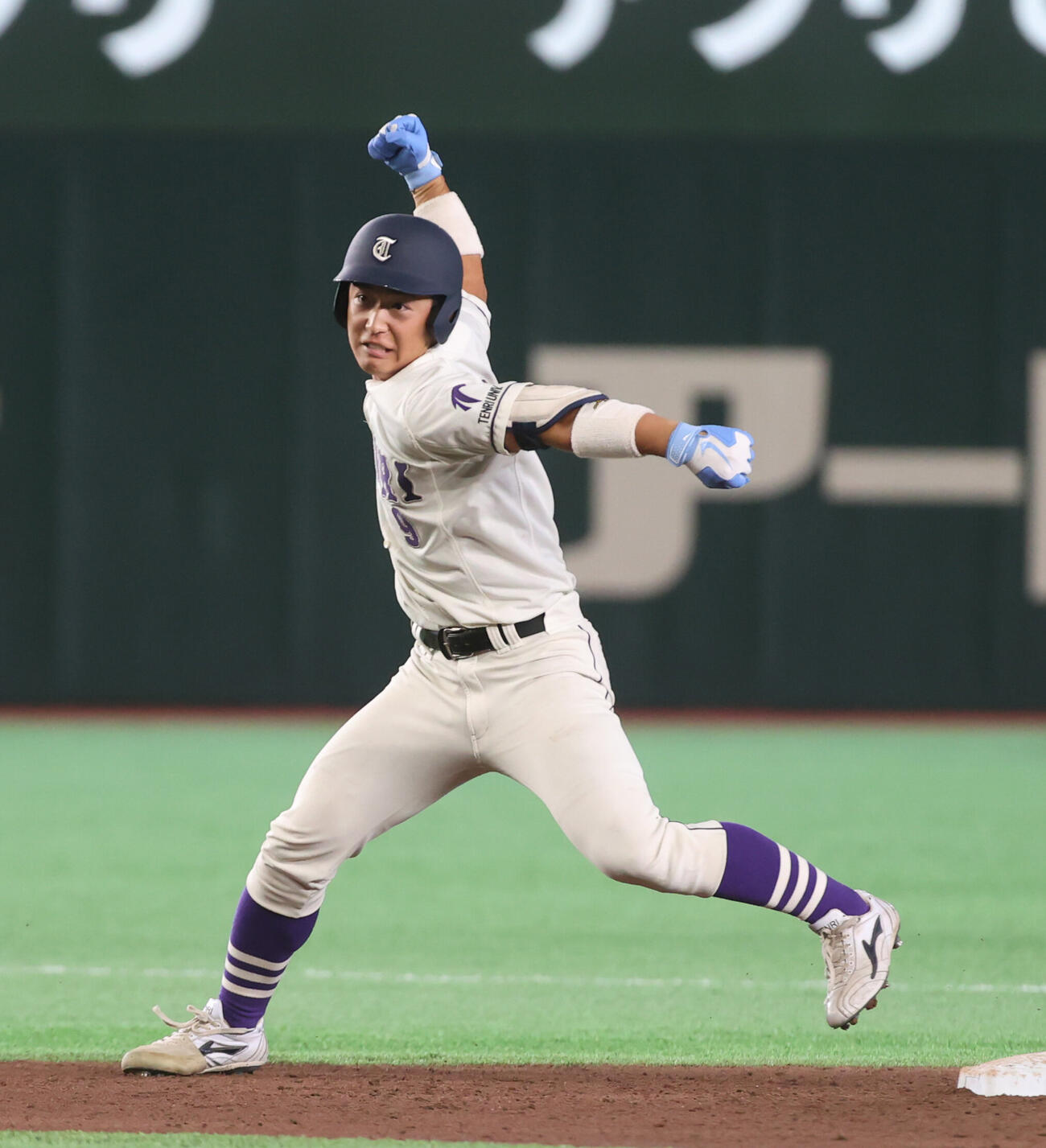 天理大対共栄大　5回表天理大1死満塁、藤原凪秀は適時二塁打を放ちガッツポーズする（撮影・柴田隆二）