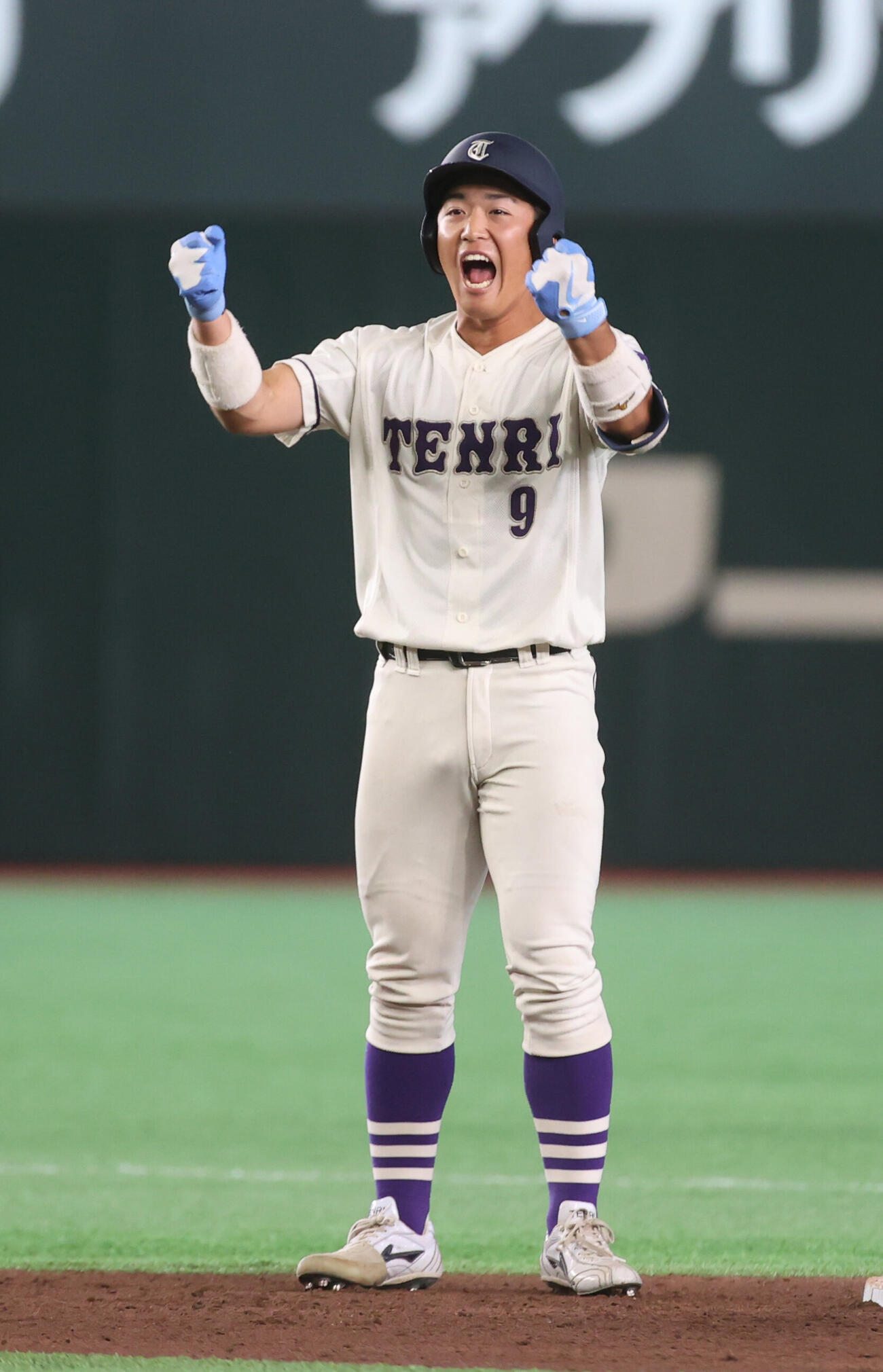 天理大対共栄大　5回表天理大1死満塁、藤原凪秀は適時二塁打を放ちガッツポーズする（撮影・柴田隆二）