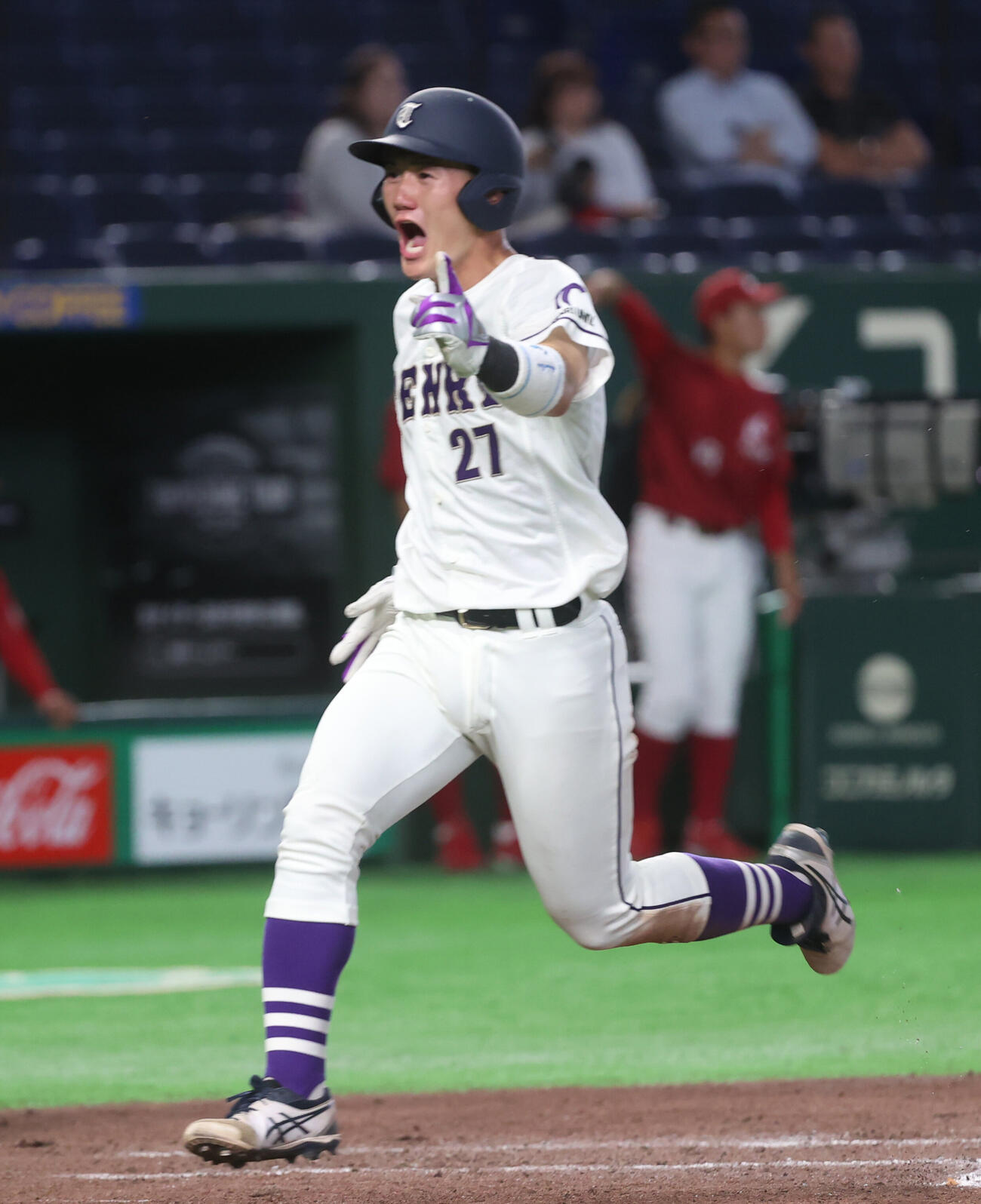 天理大対共栄大　5回表天理大1死満塁、藤原凪秀の適時二塁打で二塁走者田中幹紘が生還する（撮影・柴田隆二）