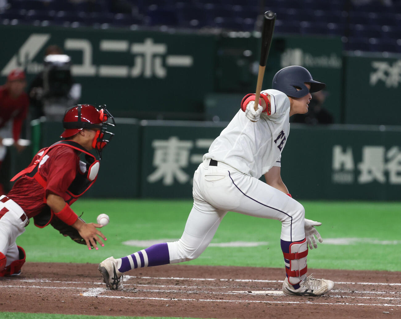天理大対共栄大　5回表天理大2死二。三塁、小森拓人は振り逃げする、その間に三塁走者が生還する。共栄大・高橋倖冴捕手（撮影・柴田隆二）