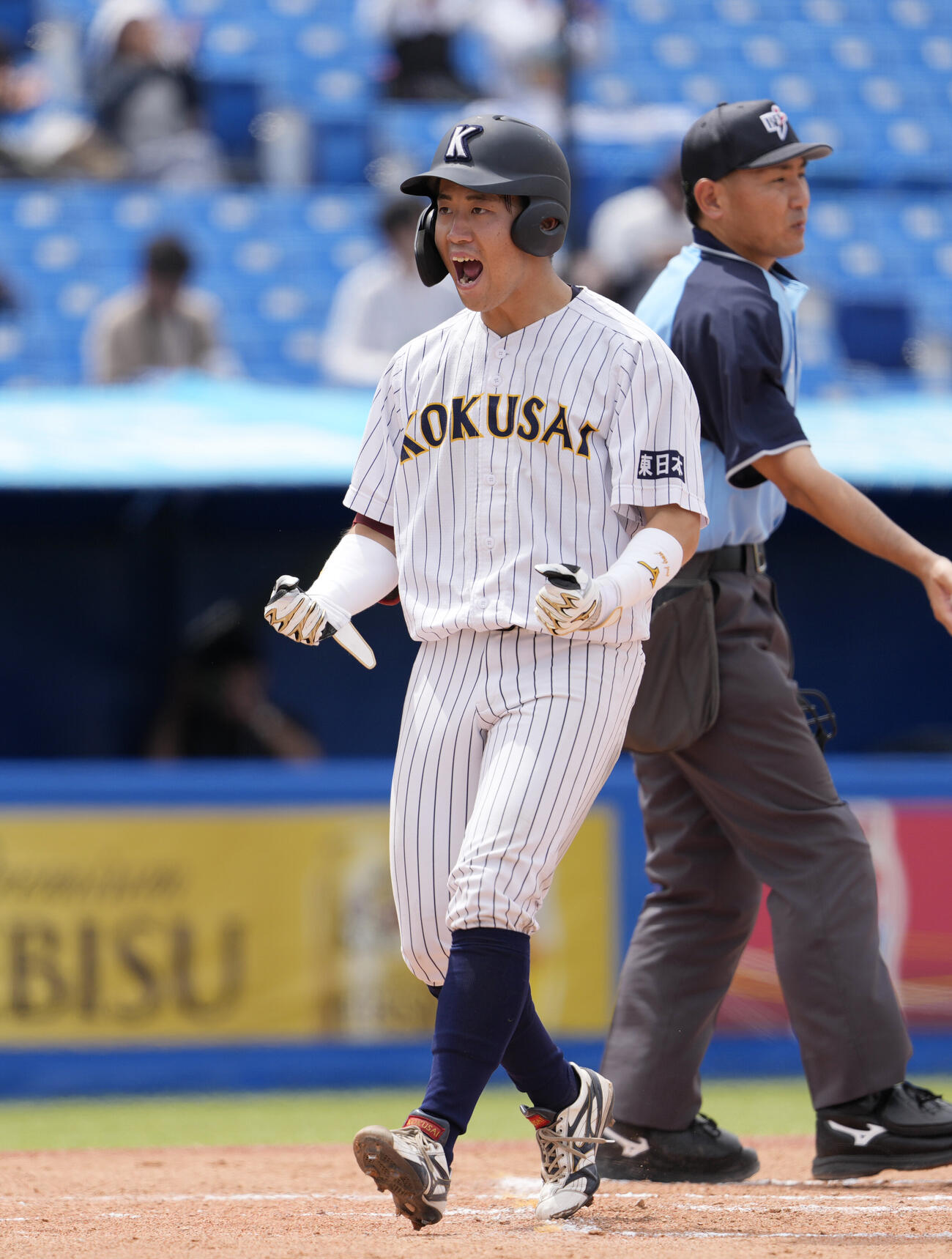 全日本大学野球選手権大会　国際武道大対東日本国際大　6回裏東日本国際大1死一塁、2点本塁打を放ちガッツポーズをする伊藤航大（撮影・小島史椰）