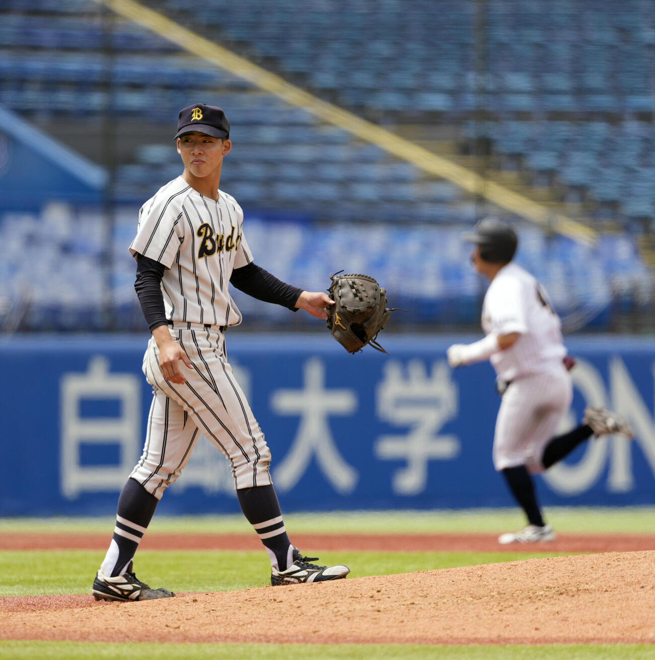 全日本大学野球選手権大会　国際武道大対東日本国際大　6回裏東日本国際大1死一塁、伊藤航大に2点本塁打を浴びる国際武道大・松山哲（左）（撮影・小島史椰）