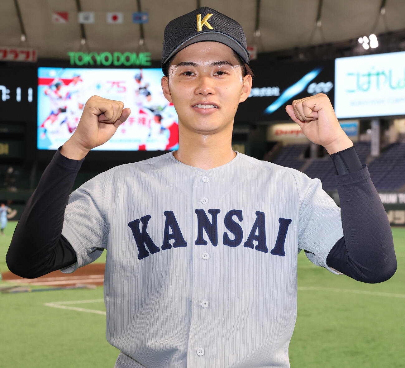 北海学園大対関大　先発して8回3安打無失点と好投し喜ぶ関大・米沢友翔（撮影・野上伸悟）