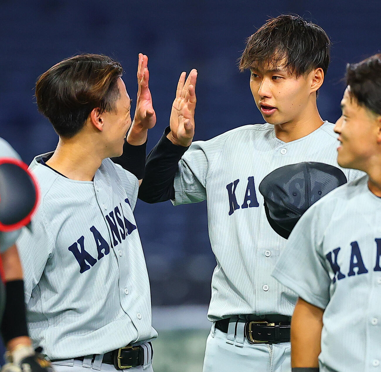 北海学園大対関大　勝利を喜ぶ関大・米沢友翔（右）（撮影・野上伸悟）