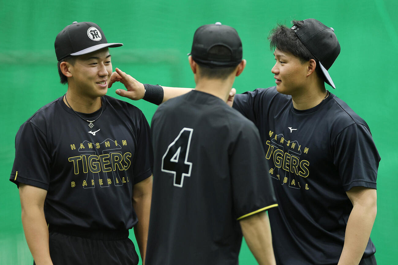 じゃれ合う阪神立石正広（左）と森下翔太（右）（撮影・前田充）