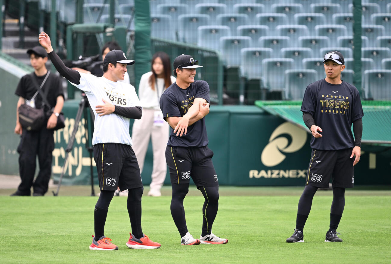 阪神対楽天　外野でウオームアップする左から阪神阪神高寺望夢、前川右京、島田海（撮影・和賀正仁）