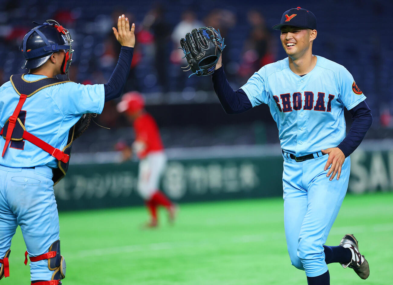 全日本大学野球選手権　日本文理大対横浜商大　3回表を終え中山寛明（左）とタッチする横浜商大先発の佐藤諒音（撮影・野上伸悟）