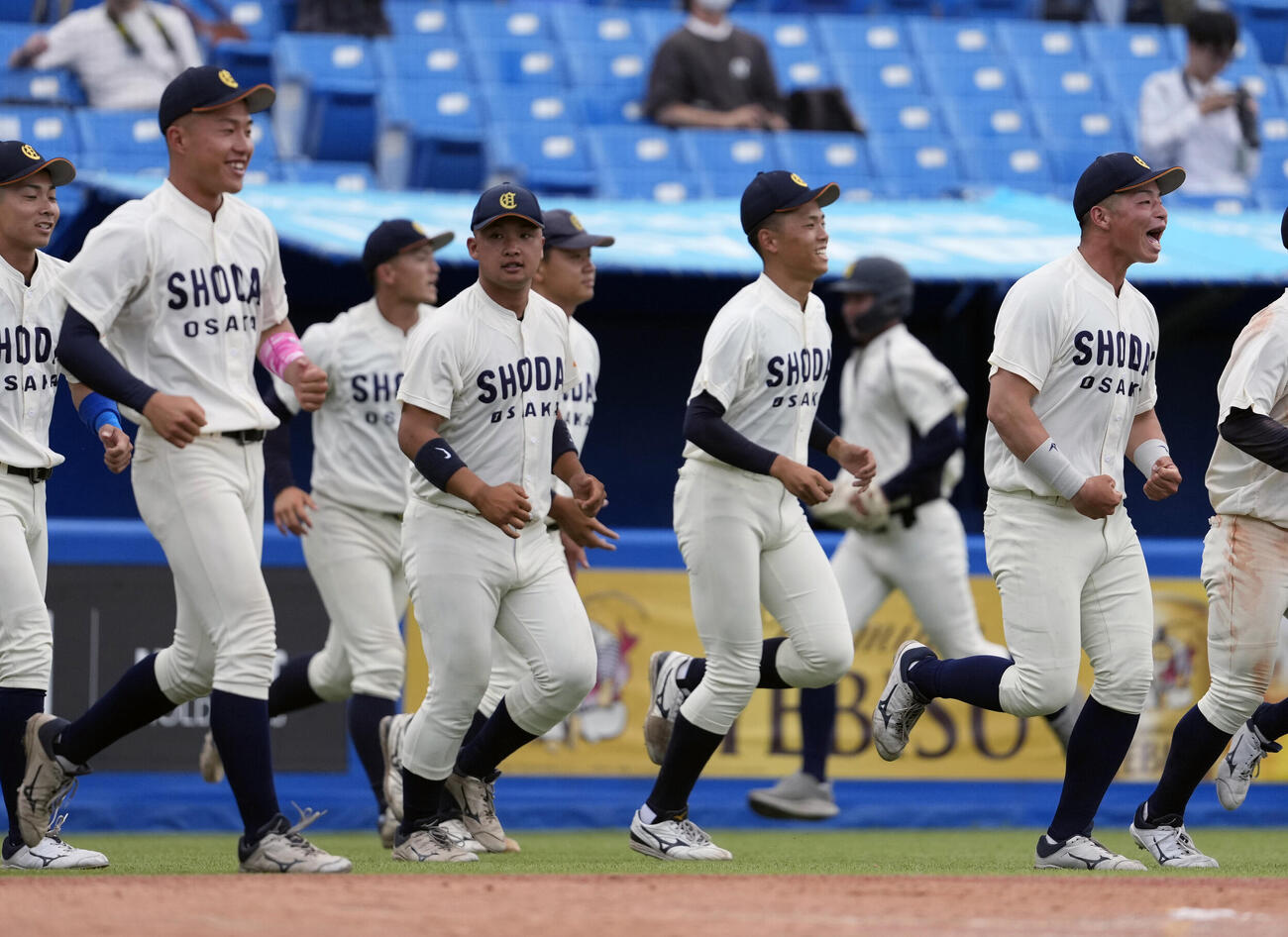 全日本大学野球選手権大会　九産大対大商大　九産大に勝利し笑顔で駆け出す大商大の選手たち（撮影・小島史椰）