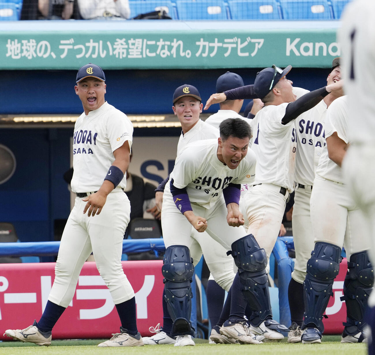 全日本大学野球選手権大会　九産大対大商大　7回裏大商大2死一塁、権田結輝が2点本塁打を放ち喜びを爆発させる大商大ナイン（撮影・小島史椰）＝2026年6月8日