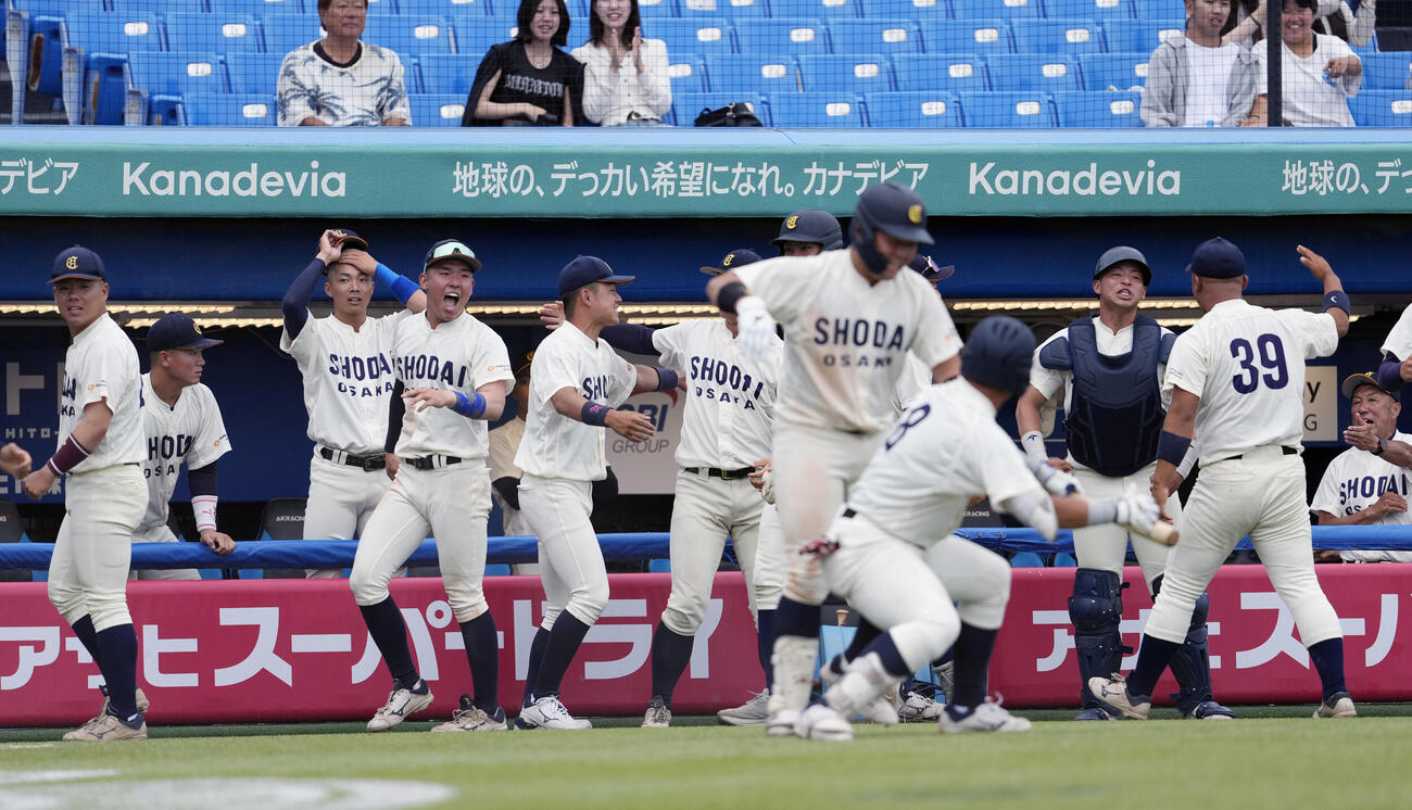 全日本大学野球選手権大会　九産大対大商大　5回裏大商大2死一塁、中山優月が生還し同点に追いつき喜ぶ大商大の選手たち（撮影・小島史椰）＝2026年6月8日