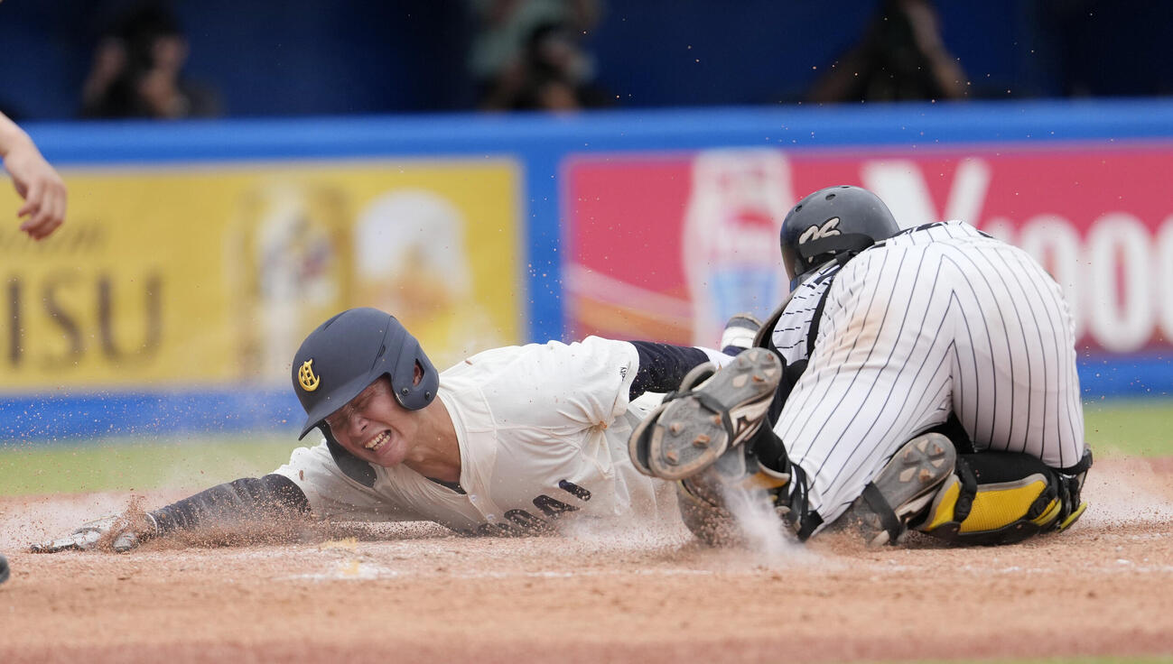 全日本大学野球選手権大会　九産大対大商大　5回裏大商大2死一塁、遊撃手大坪迅の悪送球の間に同点の生還をする中山優月（撮影・小島史椰）＝2026年6月8日