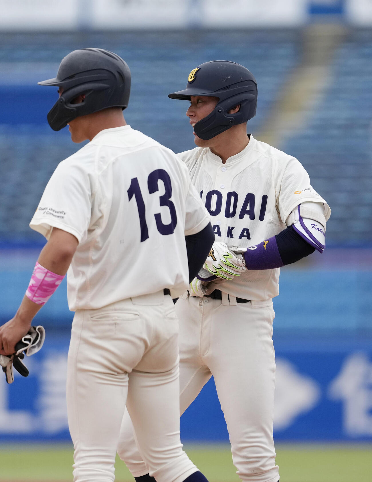 全日本大学野球選手権大会　九産大対大商大　8回裏大商大2死二、三塁、2点適時打を放ち出塁する赤埴克樹（右）（撮影・小島史椰）＝2026年6月8日