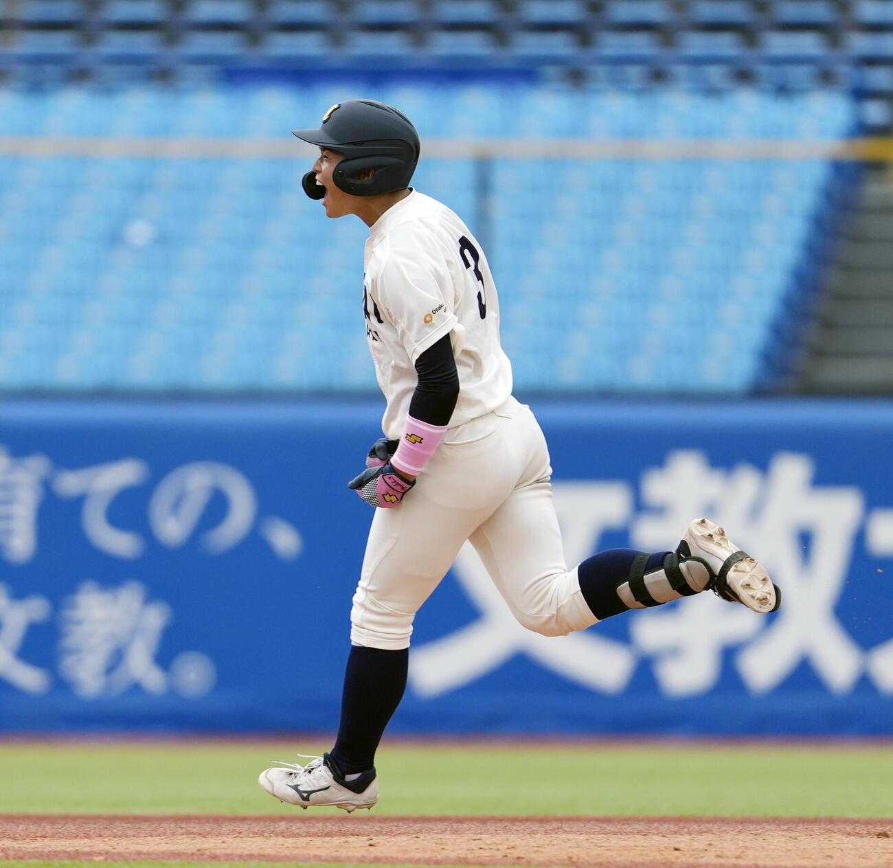 全日本大学野球選手権大会　九産大対大商大　7回裏大商大2死一塁、2点本塁打を放ち二塁を回る権田結輝（撮影・小島史椰）＝2026年6月8日