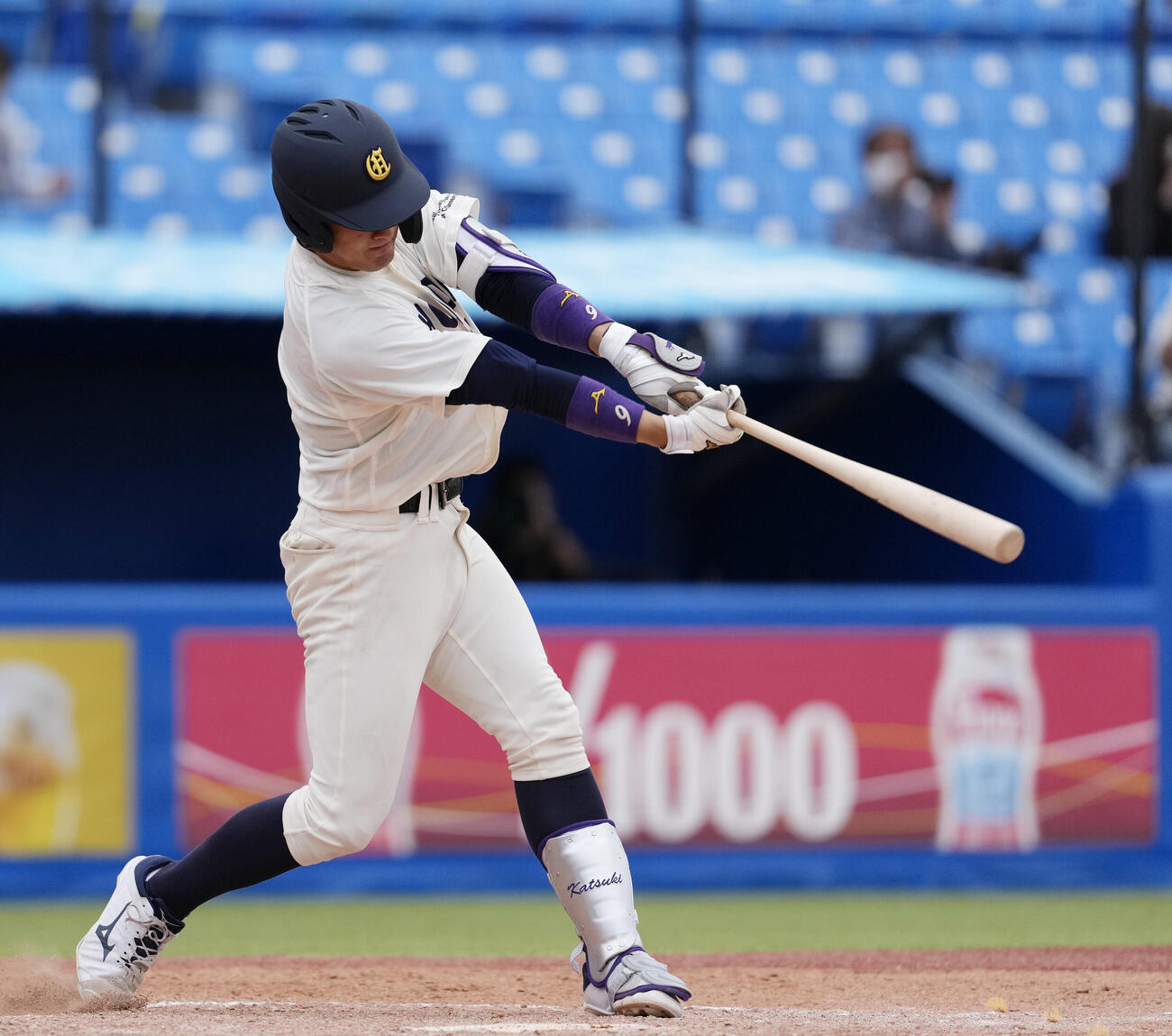 全日本大学野球選手権大会　九産大対大商大　8回裏大商大2死二、三塁、2点適時打を放つ赤埴克樹（撮影・小島史椰）＝2026年6月8日