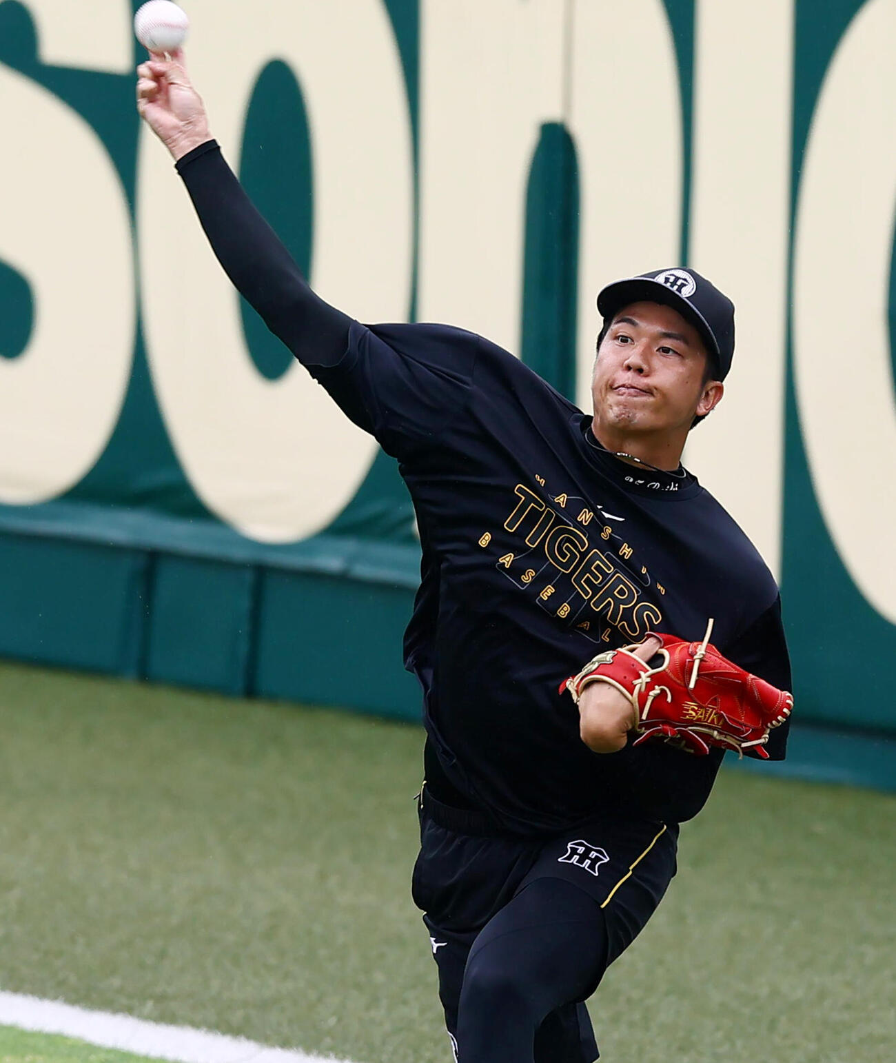 阪神対楽天　練習でキャッチボールする阪神才木浩人　（撮影・加藤哉）＝2026年6月8日　