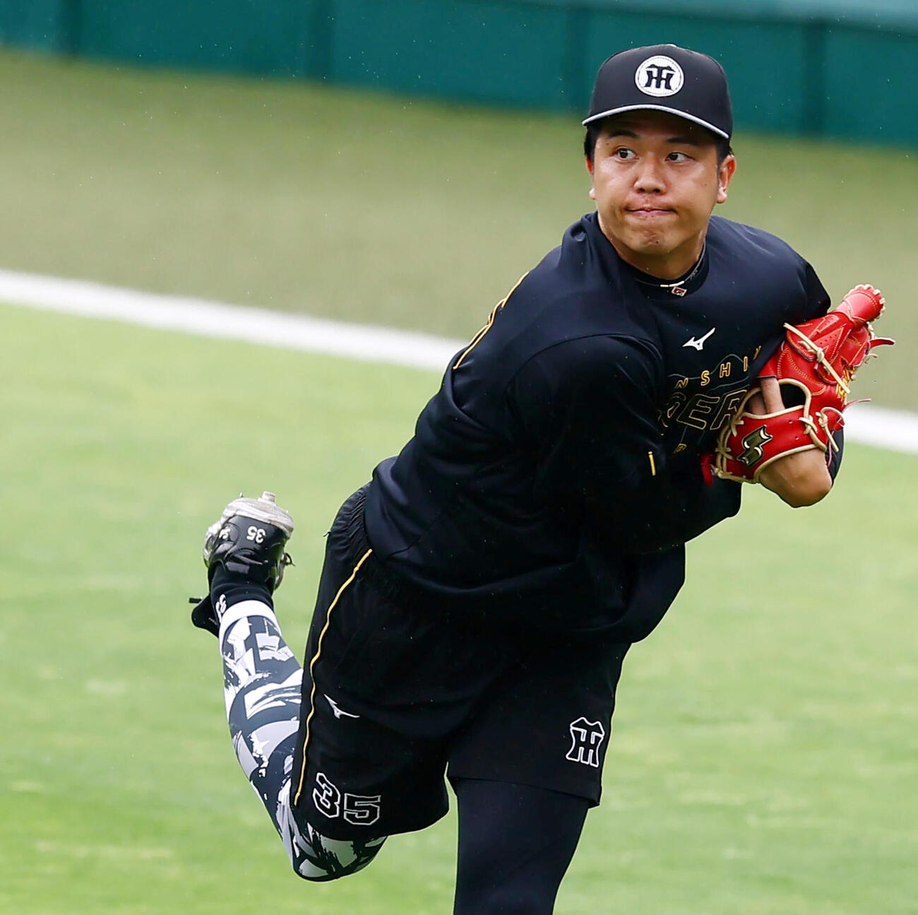 阪神対楽天　練習でキャッチボールする阪神才木浩人　（撮影・加藤哉）＝2026年6月8日　