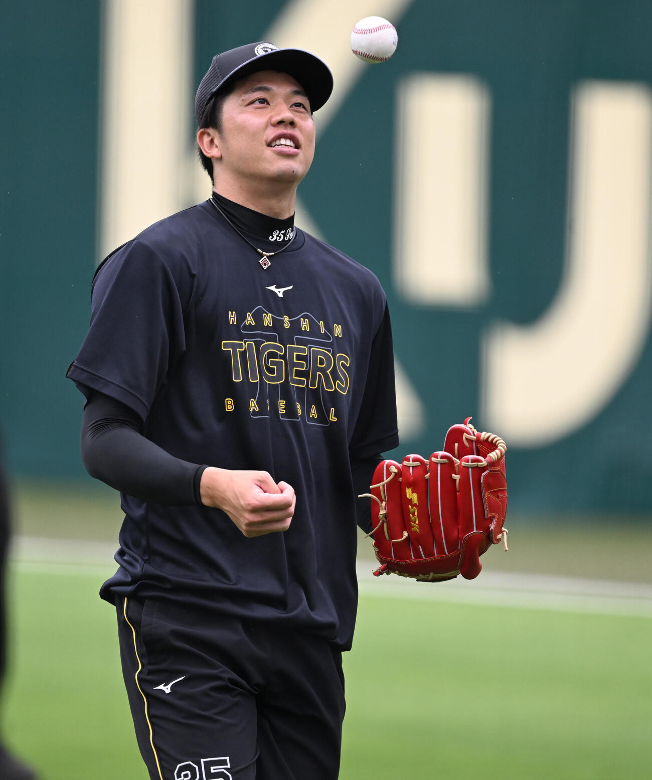 阪神対楽天　練習中、笑顔を見せる阪神才木浩人（撮影・和賀正仁）＝2026年6月8日