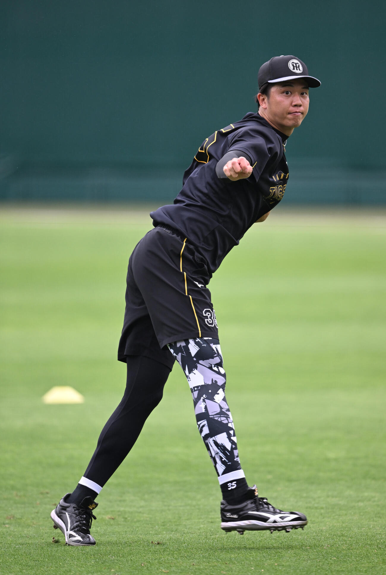 阪神対楽天　外野でキャッチボールする阪神才木浩人（撮影・和賀正仁）＝2026年6月8日