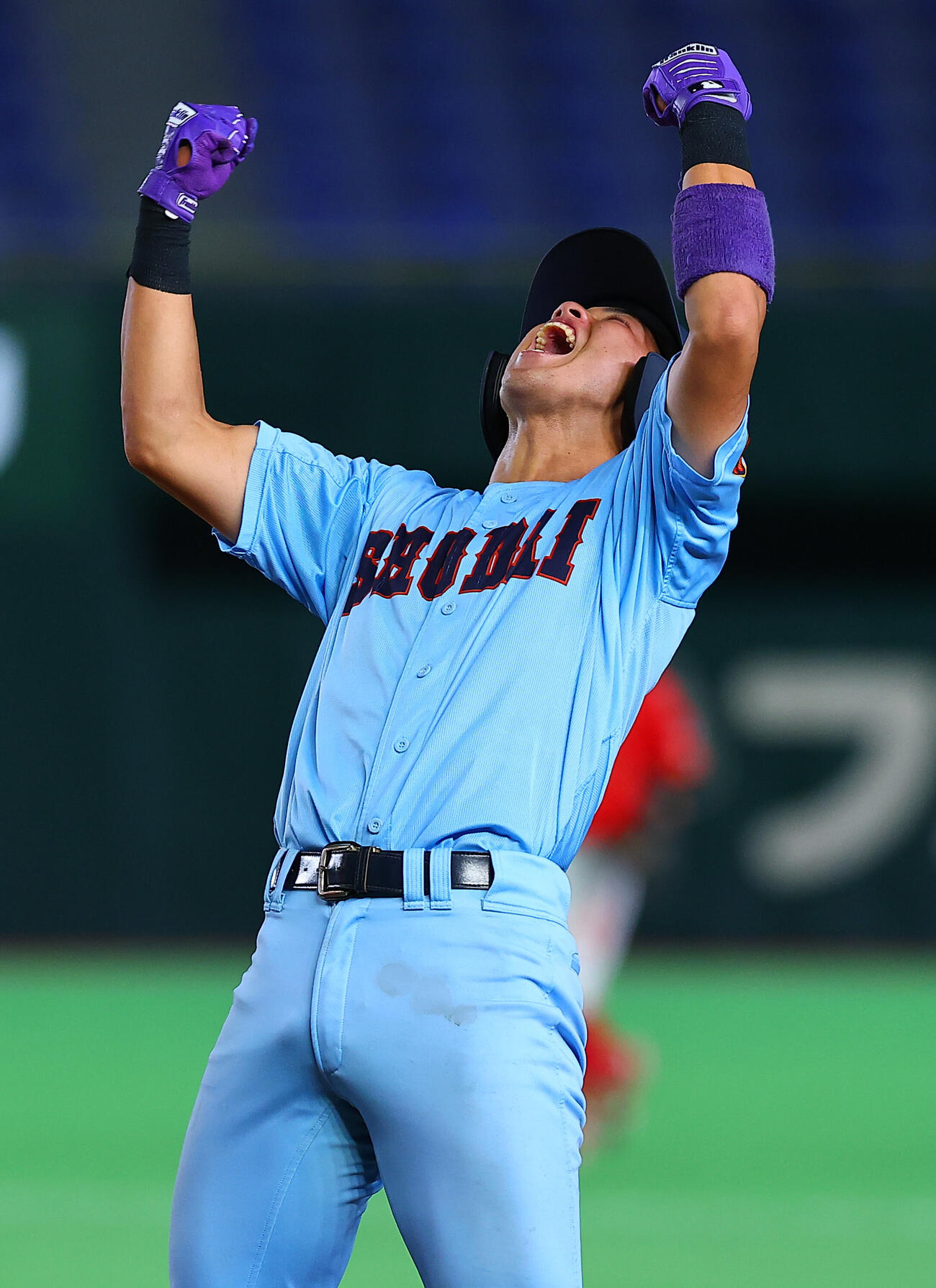 全日本大学野球選手権　日本文理大対横浜商大　3回裏横浜商大無死一塁、安打を放ち喜ぶ石塚快士（撮影・野上伸悟）
