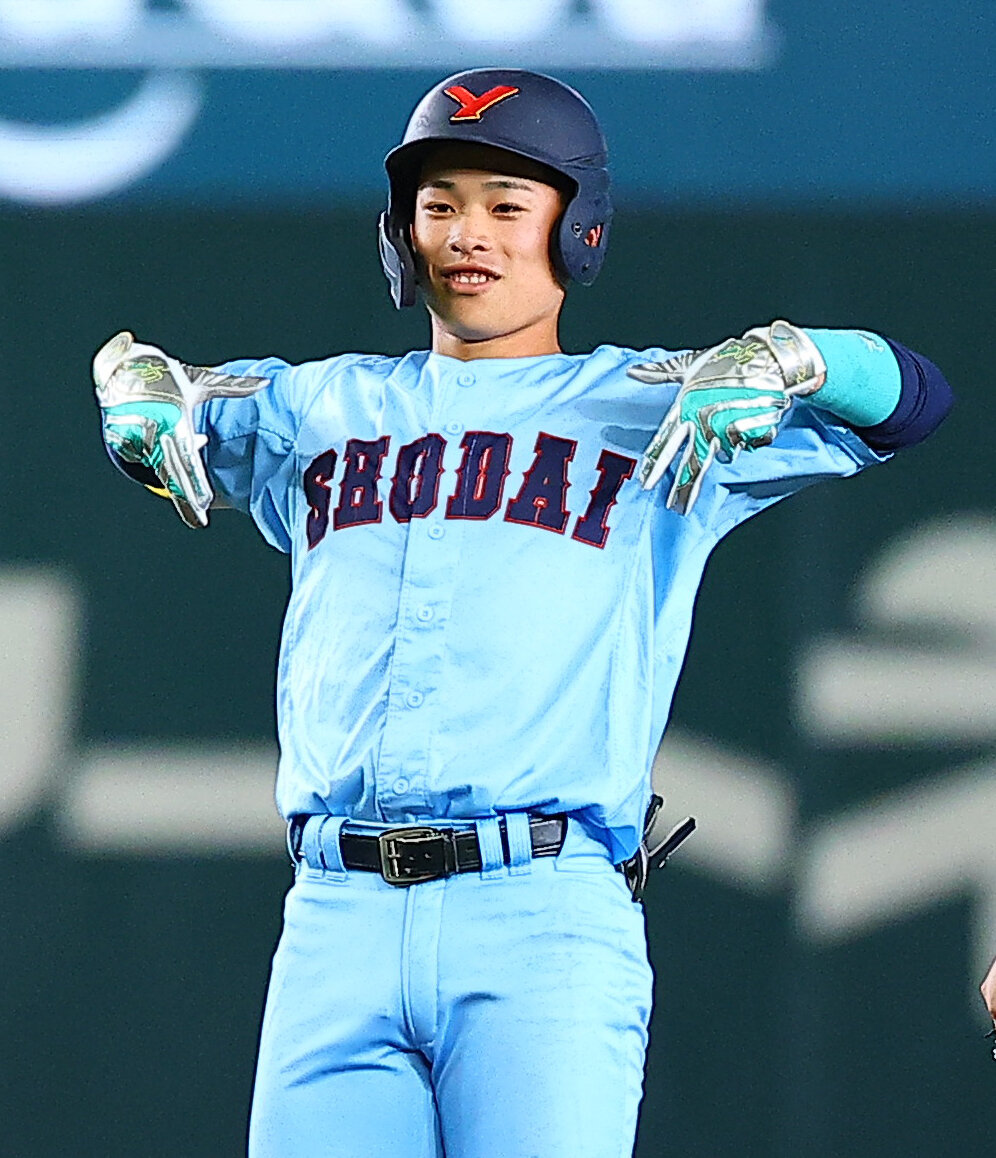 全日本大学野球選手権　日本文理大対横浜商大　6回表横浜商大1死一塁、適時二塁打を放ち喜ぶ多羅尾光紙（撮影・野上伸悟）