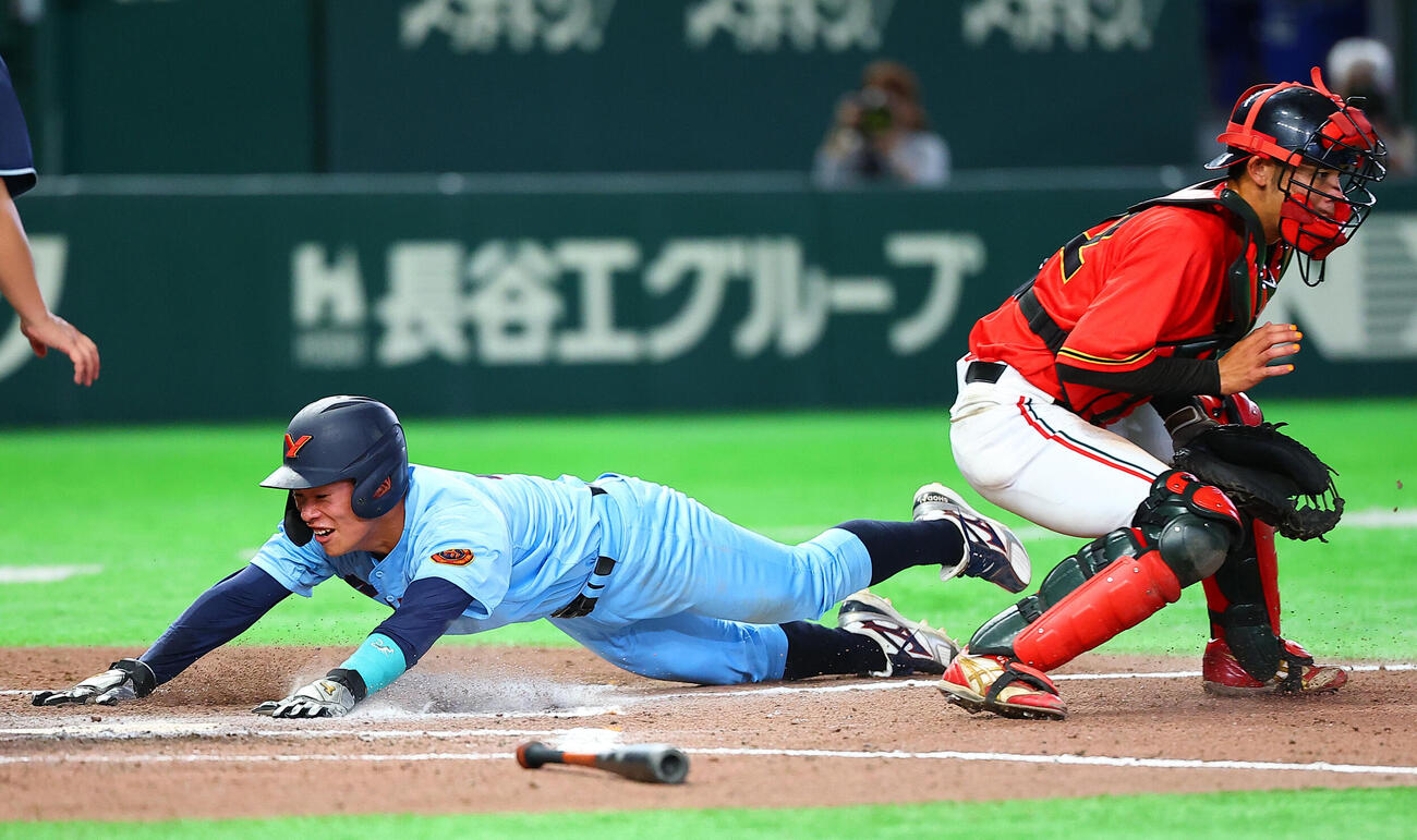 全日本大学野球選手権　日本文理大対横浜商大　6回表横浜商大1死一、三塁、石塚快士の犠飛で生還する多羅尾光紙（撮影・野上伸悟）