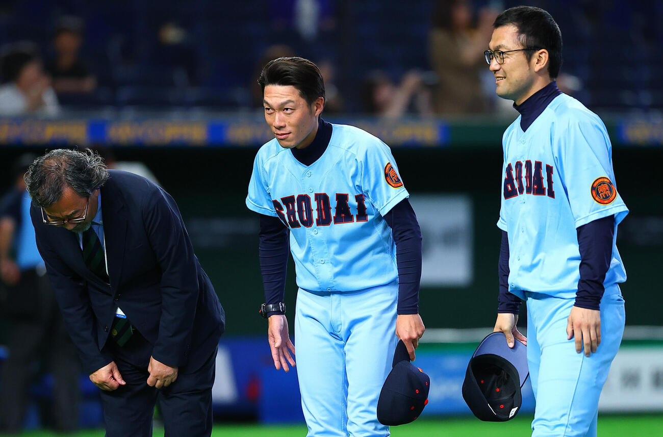 全日本大学野球選手権　日本文理大対横浜商大　勝利し、応援席にあいさつする横浜商大・野本健二監督（中央）ら（撮影・野上伸悟）