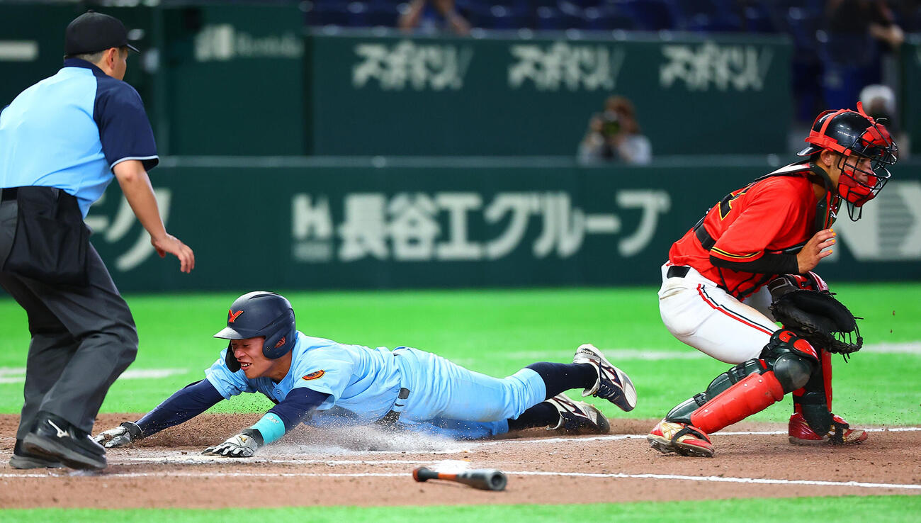 全日本大学野球選手権　日本文理大対横浜商大　6回表横浜商大1死一、三塁、石塚快士の犠飛で生還する多羅尾光紙（撮影・野上伸悟）