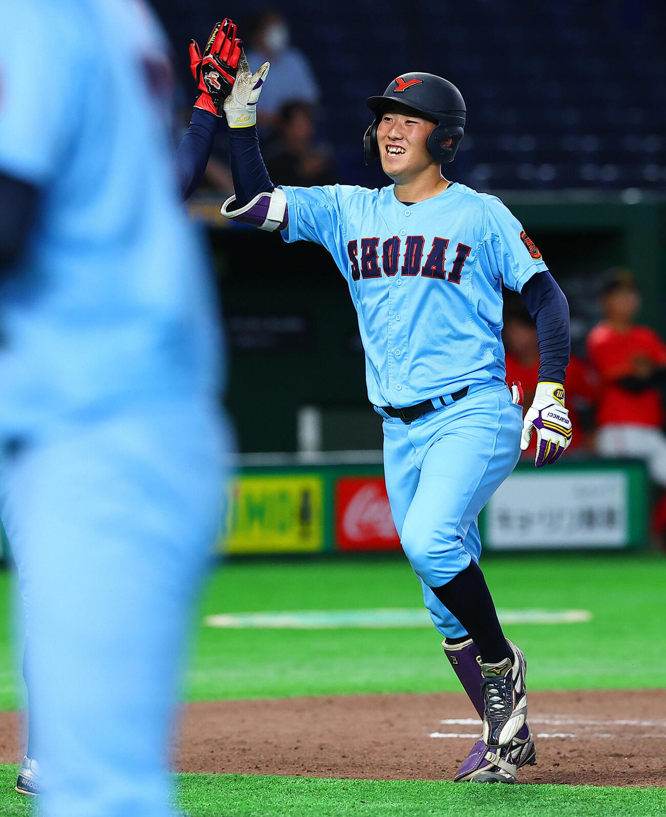 全日本大学野球選手権　日本文理大対横浜商大　1回裏横浜商大1死一、二塁、先制3点本塁打を放ち喜ぶ加藤蒼惟（撮影・野上伸悟）