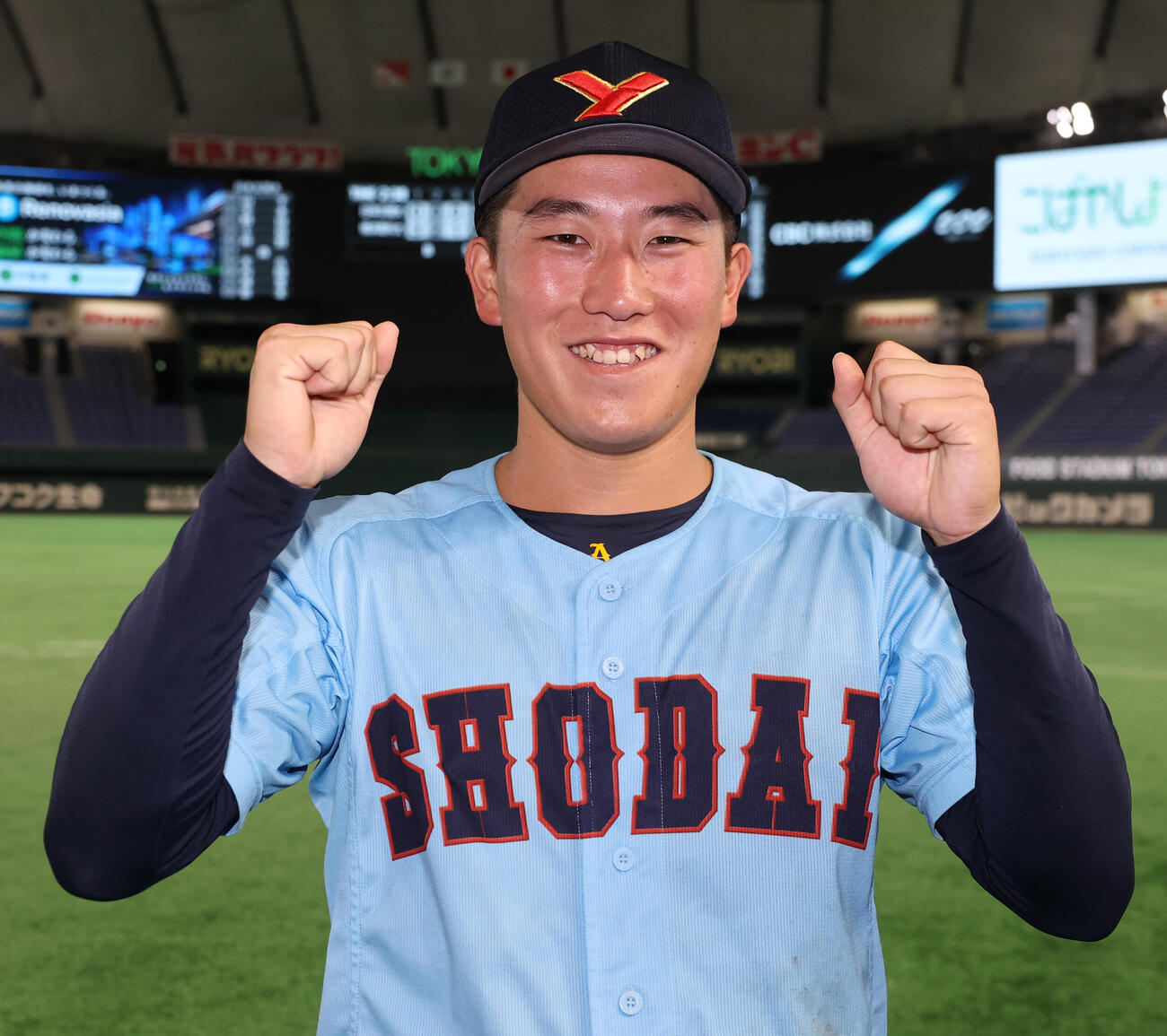 全日本大学野球選手権　日本文理大対横浜商大　先制本塁打を放った横浜商大・加藤蒼惟は、笑顔でガッツポーズ（撮影・野上伸悟）