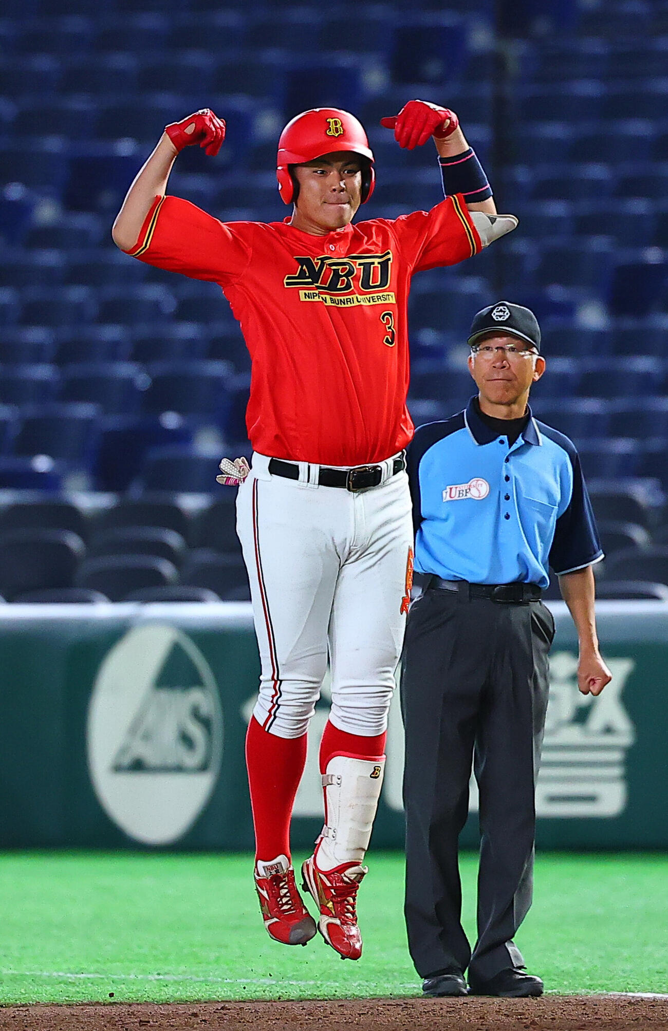 全日本大学野球選手権　日本文理大対横浜商大　6回表日本文理大無死二、三塁、代打で適時安打を放ち喜ぶ上田優吾（撮影・野上伸悟）